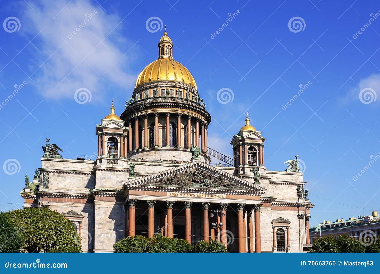 Härlig sikt för domkyrkaisaac saint. Helgon Isaac Cathedral i St Petersburg, Ryssland gömma i handflatan waves för platssommarsun