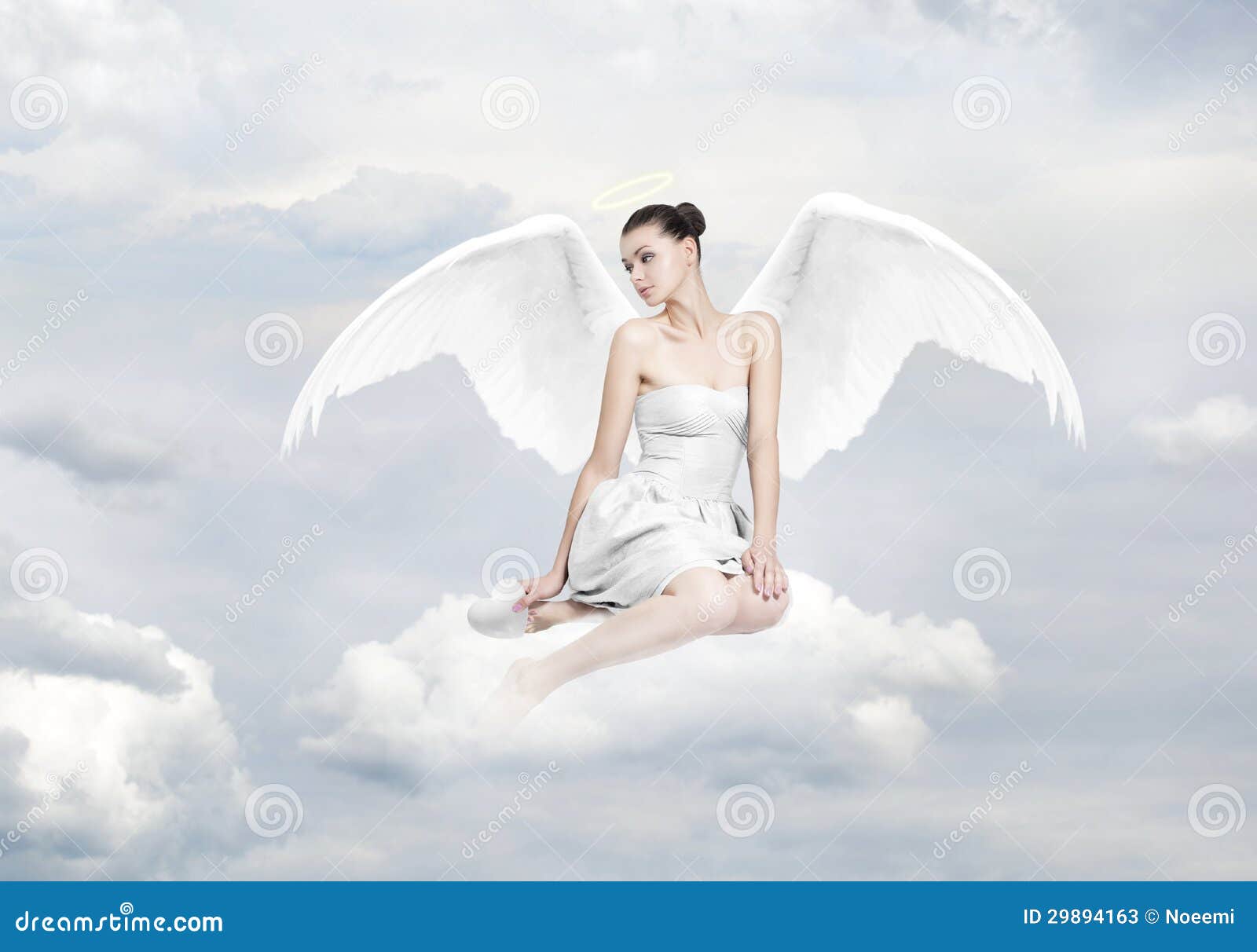 Härlig ung kvinna som ängelsammanträde på ett moln, med vithjärta och gloria