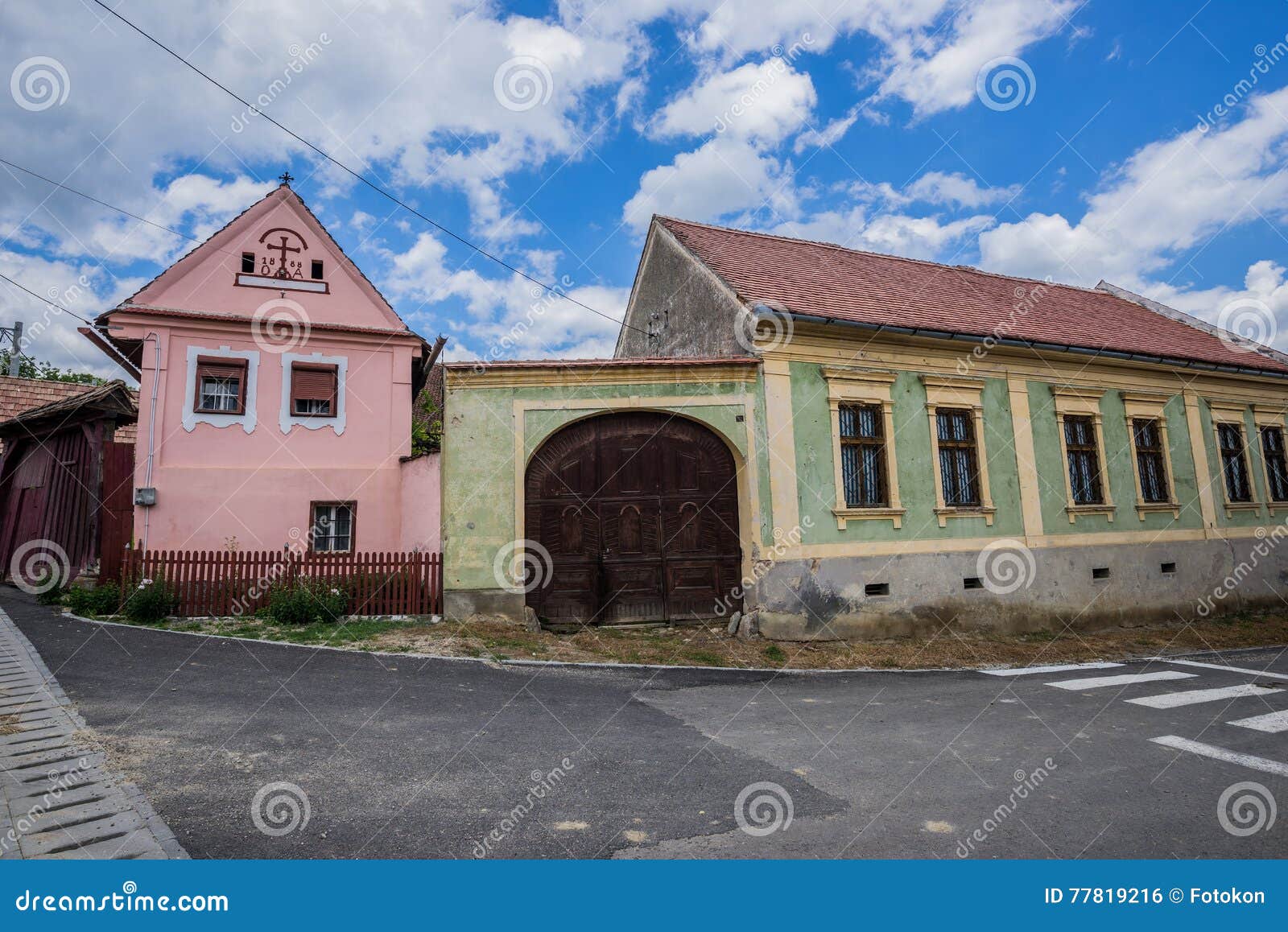 Häuser in Sibiel. Typische Hausfassade in sächsischem Sibiel-Dorf in Rumänien