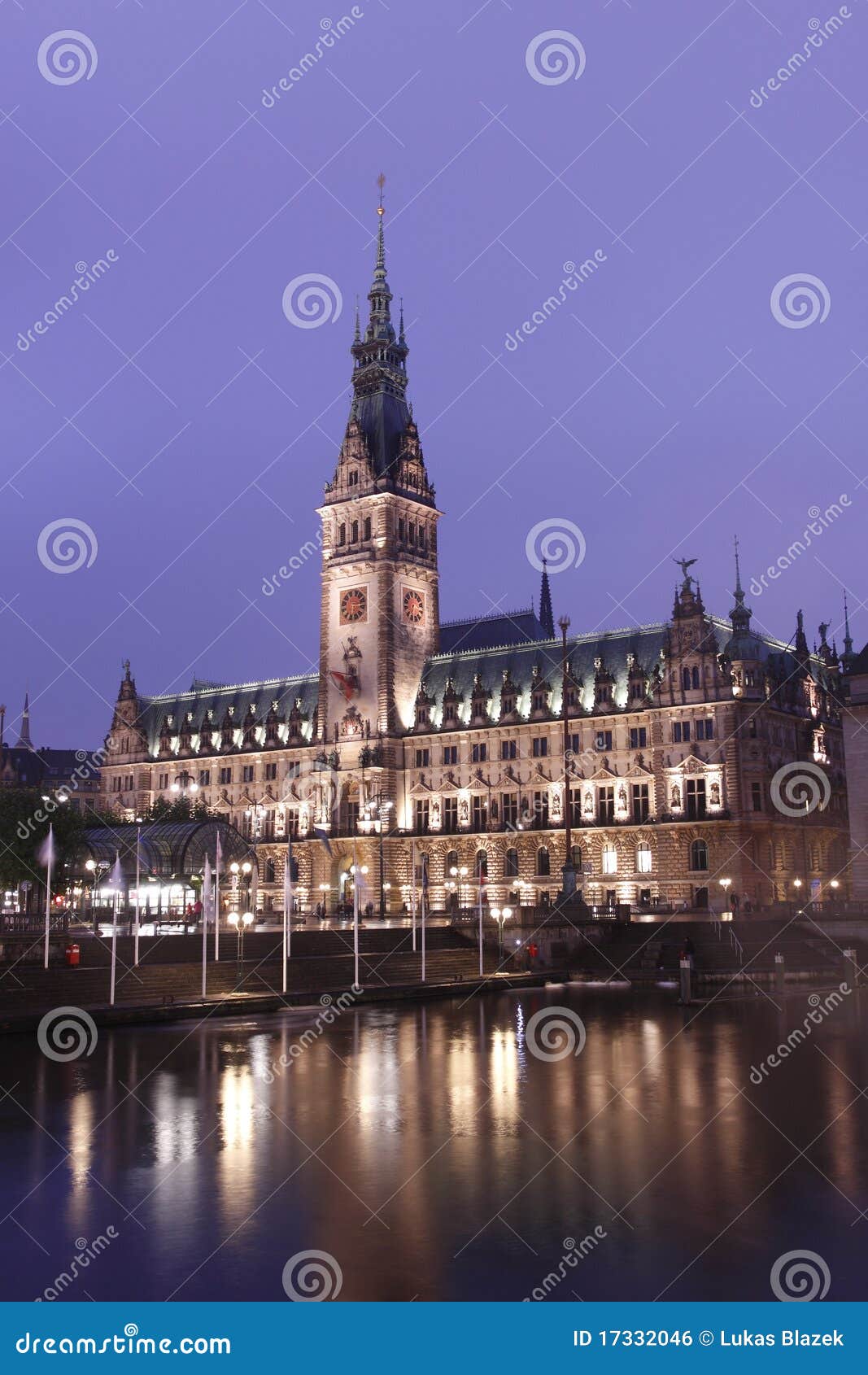 Hôtel de ville à Hambourg. Le paysage de nuit de Hambourg reflétant dans l'eau.