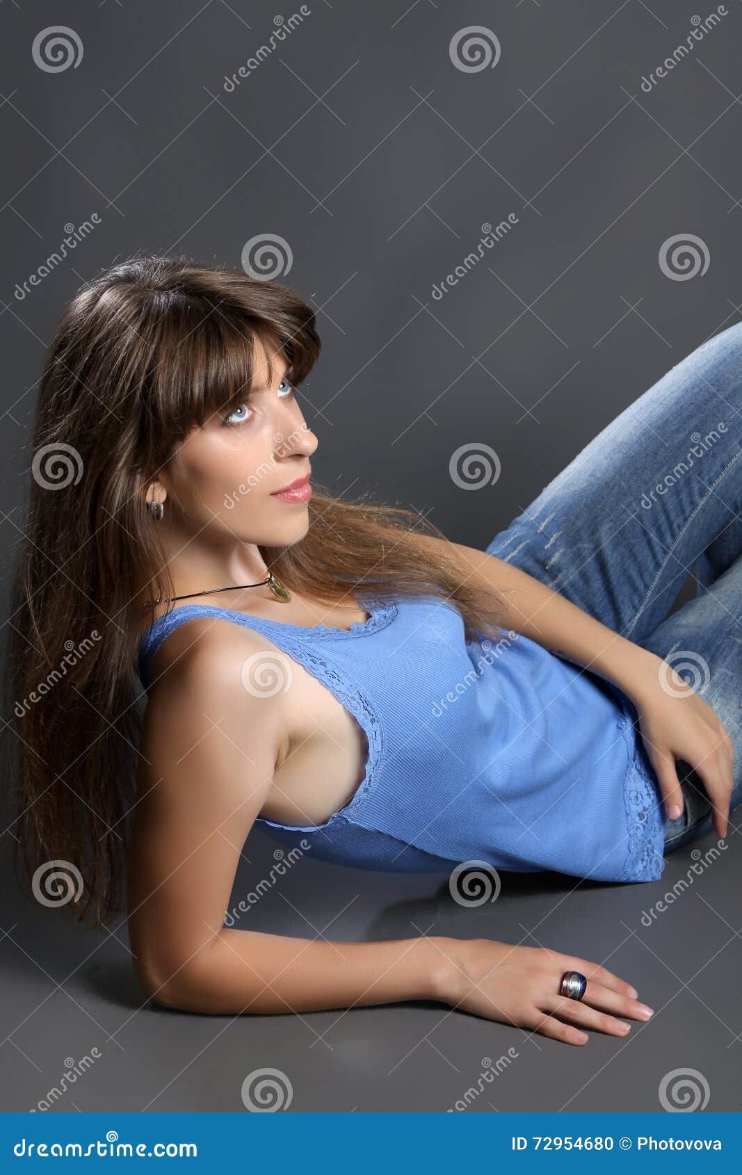 Hübsche Frau In Den Jeans Lächelnd Und Auf Dem Boden Sitzend Stockfoto Bild Von Braun 