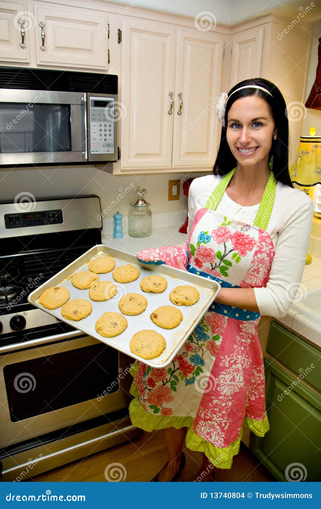 Hübsche Frau in Den KücheBackenPlätzchen Stockfoto Bild von kochen, frisch 13740804