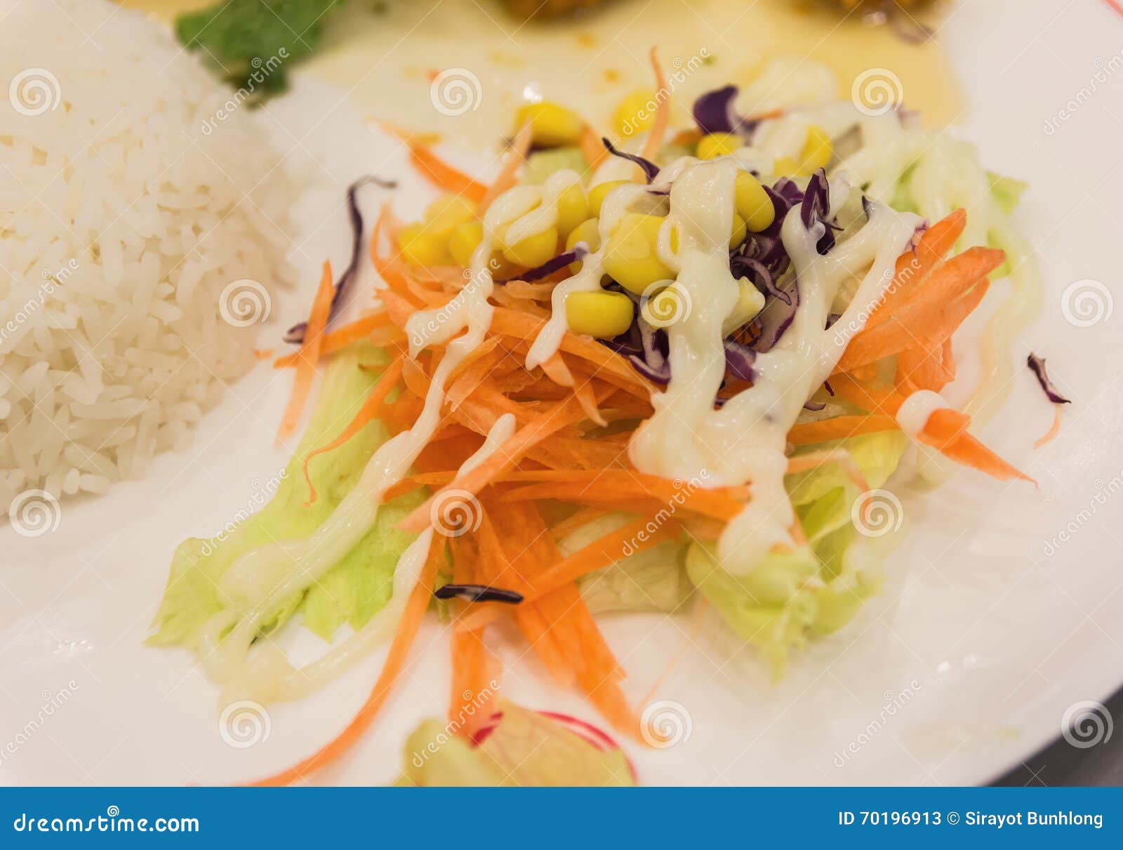 Hühnernuggets und Gemüsesalat auf einer weißen Platte