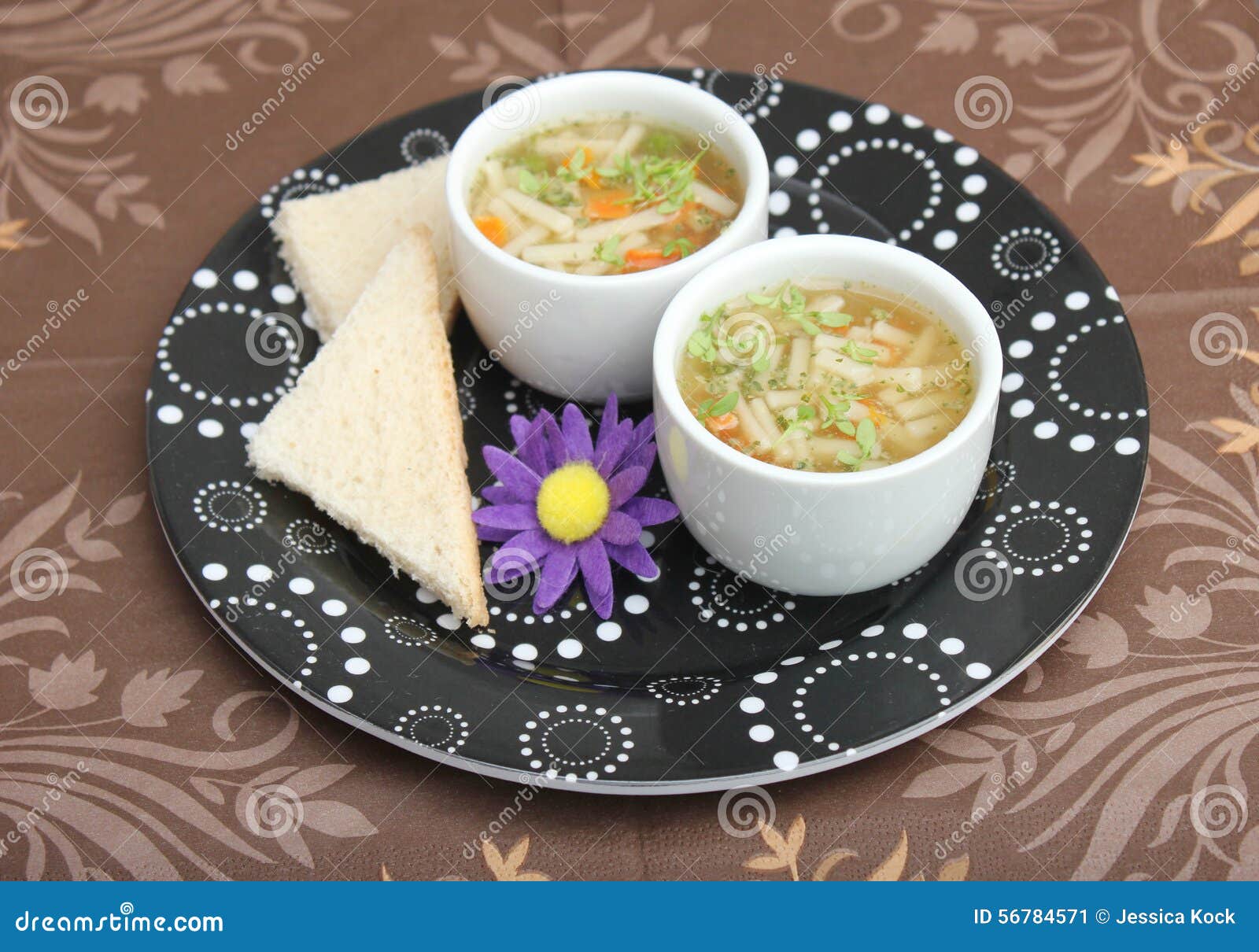 Eine Hühnersuppe mit Nudeln und Gemüse