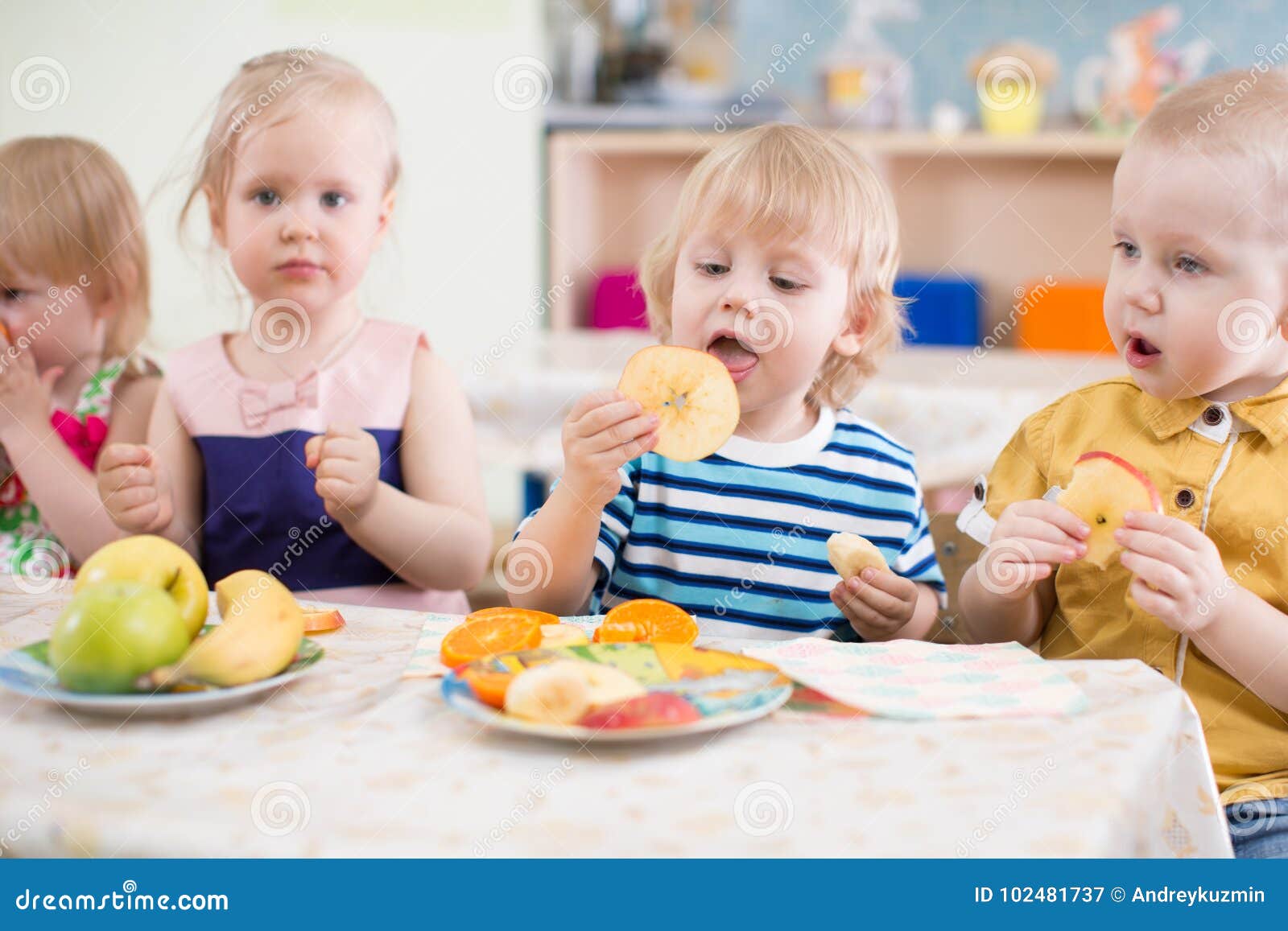 I Bambini Divertenti Raggruppano Il Cibo Dei Frutti Nella Stanza Dinning Di Asilo Immagine Stock Immagine Di Pasto Felice