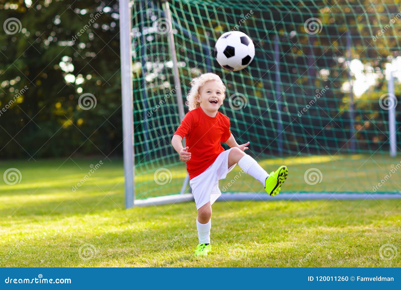 I Bambini Giocano a Calcio Bambino Al Campo Di Calcio Fotografia Stock -  Immagine di randello, concorrenza: 120011260