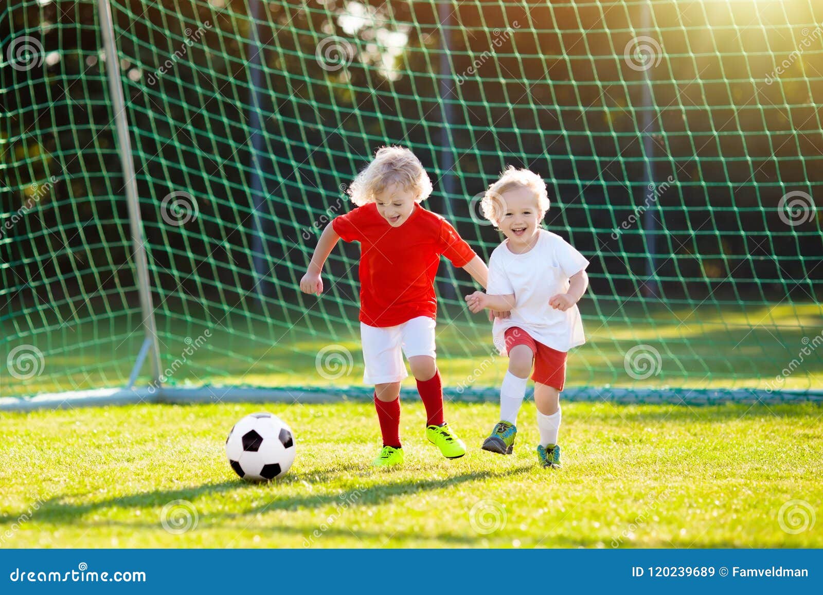 I Bambini Giocano a Calcio Bambino Al Campo Di Calcio Immagine Stock -  Immagine di scossa, morsetti: 120239689