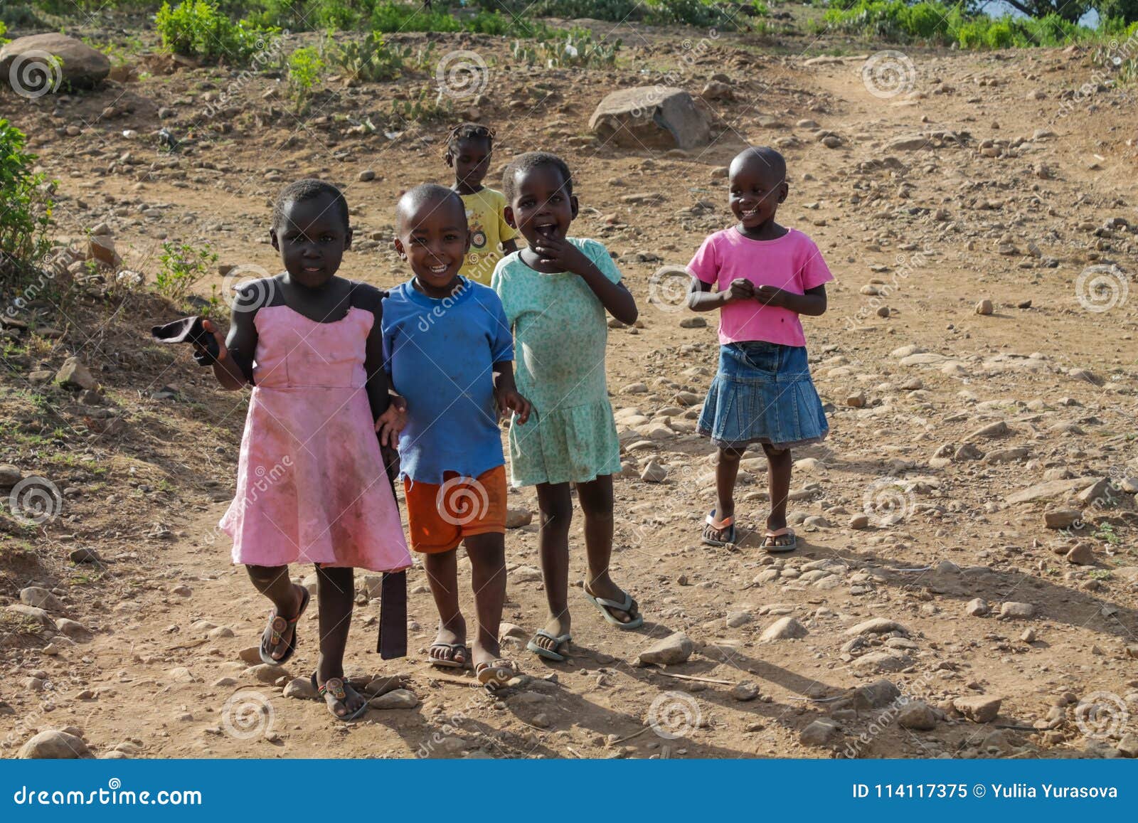 I Bambini Poveri Africani Sulla Via Si Divertono Immagine Editoriale Immagine Di Bambini Poveri