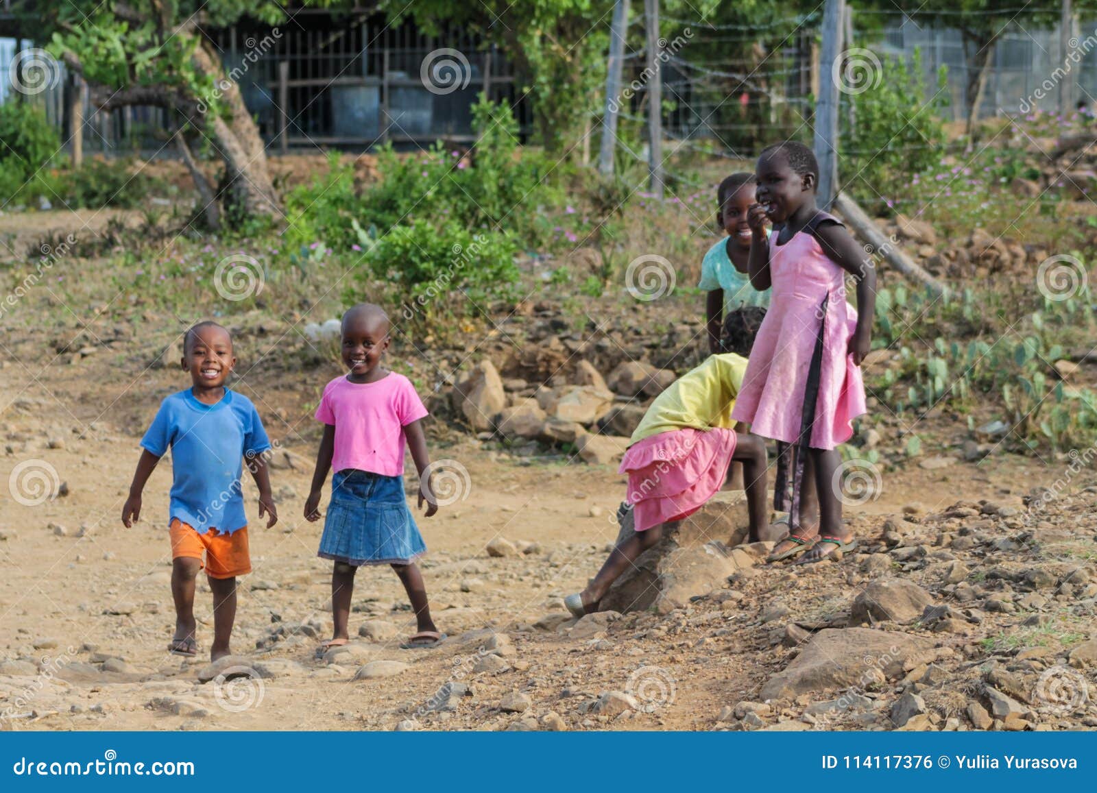 I Bambini Poveri Africani Sulla Via Si Divertono Il Gioco Fotografia Editoriale Immagine Di Africani Poveri