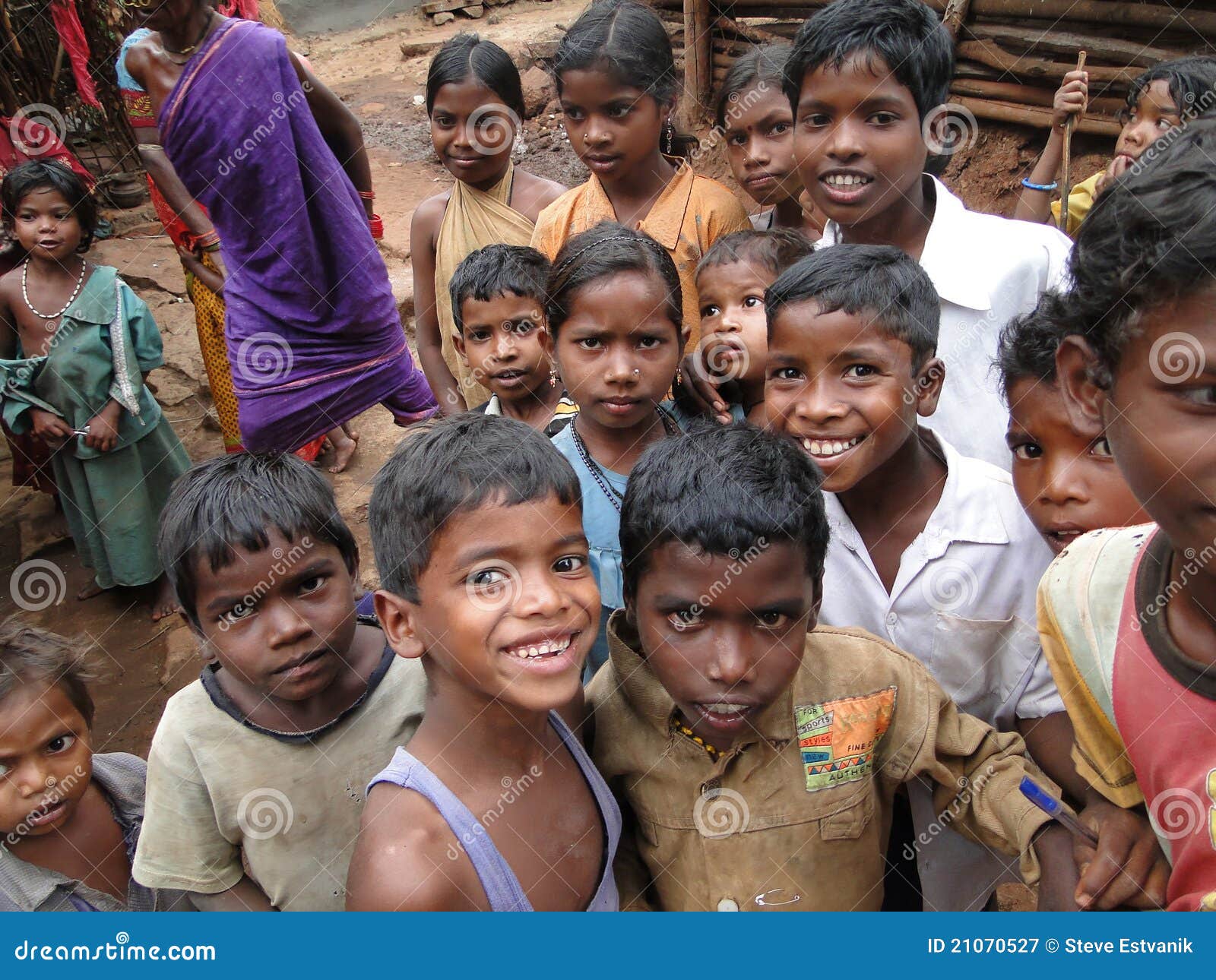 I bambini tribali accolgono gli ospiti. ORISSA, INDIA - 12 novembre - bambini tribali accolgono gli ospiti il 12 novembre 2009 in Ankadeli, Orissa in India