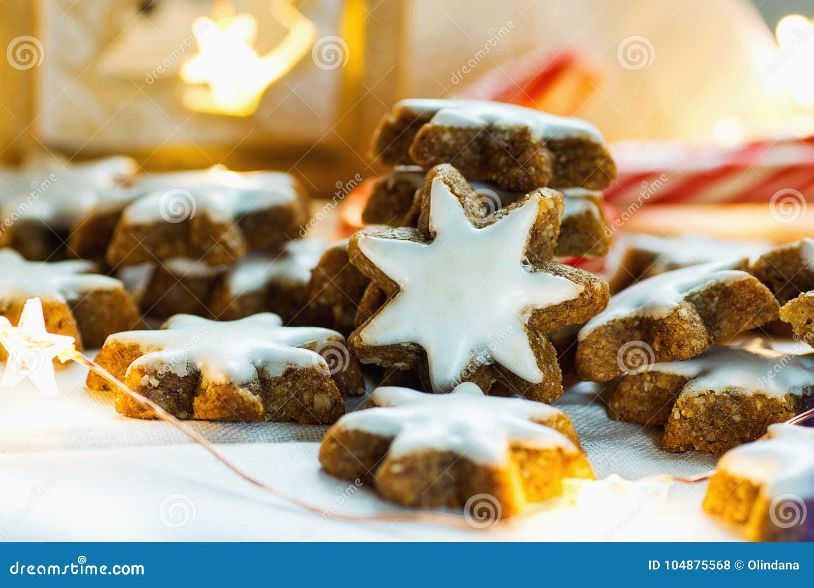 Biscotti Tedeschi Di Natale.I Biscotti Tedeschi Tradizionali Di Natale Si Dirigono Le Stelle Lustrate Al Forno Della Cannella Con Scintillare Matto Garland L Fotografia Stock Immagine Di Luci Fairy 104875568