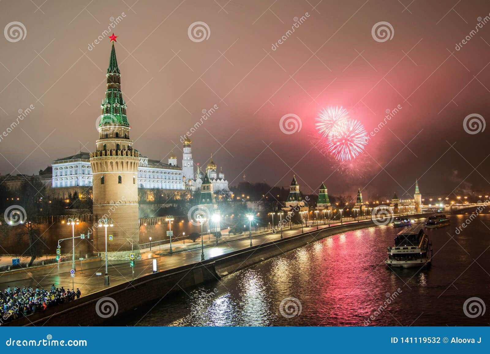 I fuochi d'artificio del nuovo anno dal grande ponte di pietra I fuochi d'artificio del nuovo anno sopra il Cremlino, Mosca, Russ