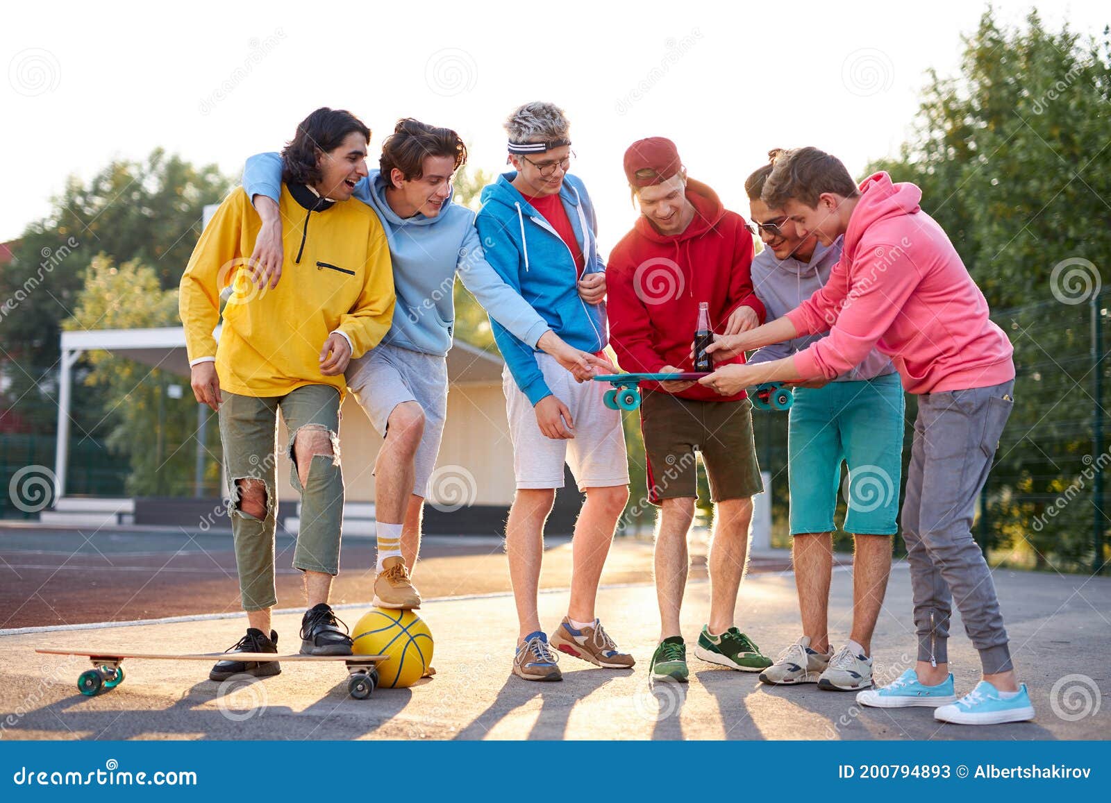 I Giovani Ragazzi Giocano a Basket Con Una Fantastica Partita Attiva  Immagine Stock - Immagine di randello, pallacanestro: 200794893