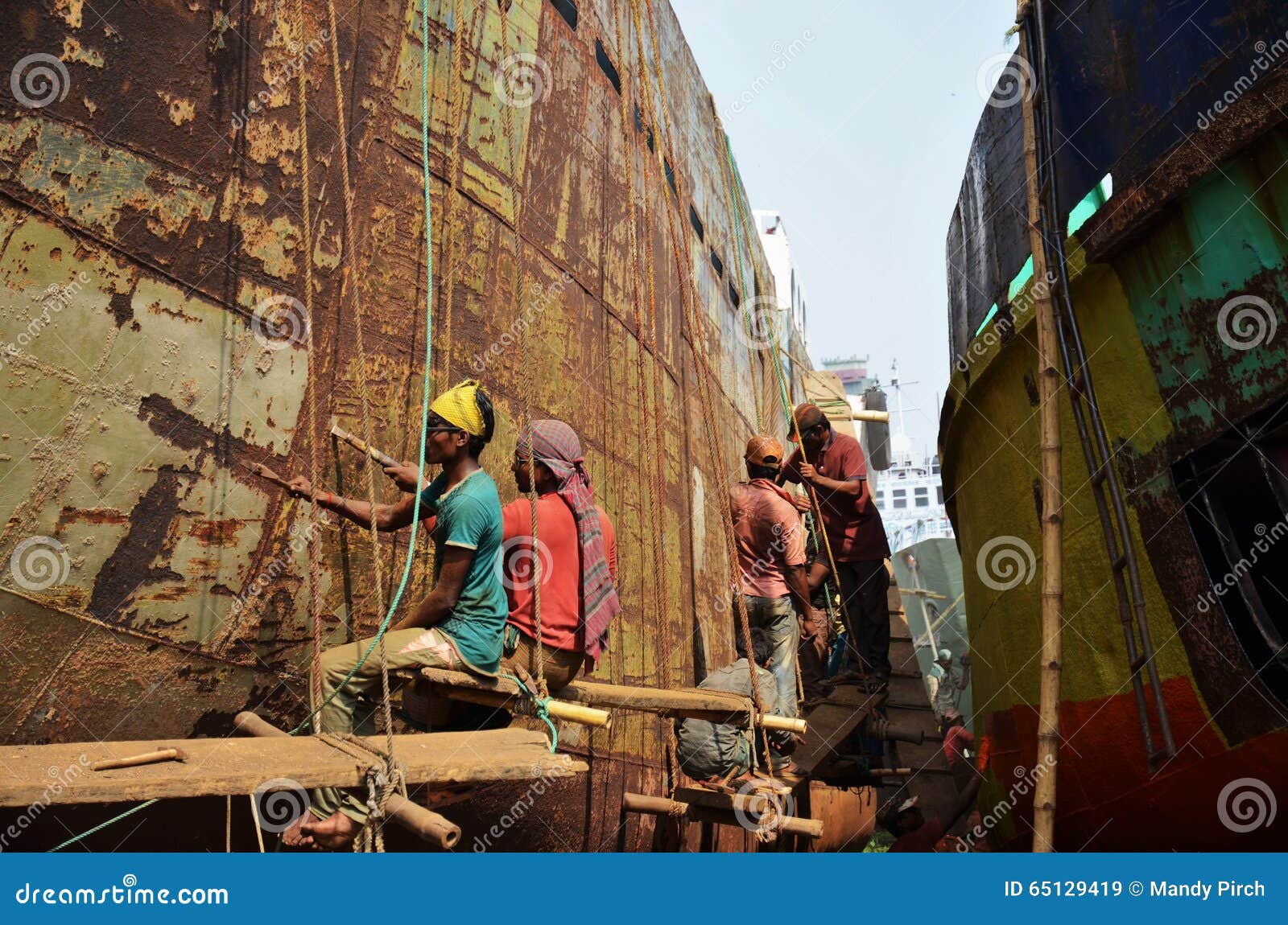 I locali sono nave di riparazione in Dacca. DACCA, BANGLADESH - 2 NOVEMBRE: I lavoratori locali stanno riparando una nave in un cantiere navale novembre, 2, 2014 in Dacca, il Bangladesh