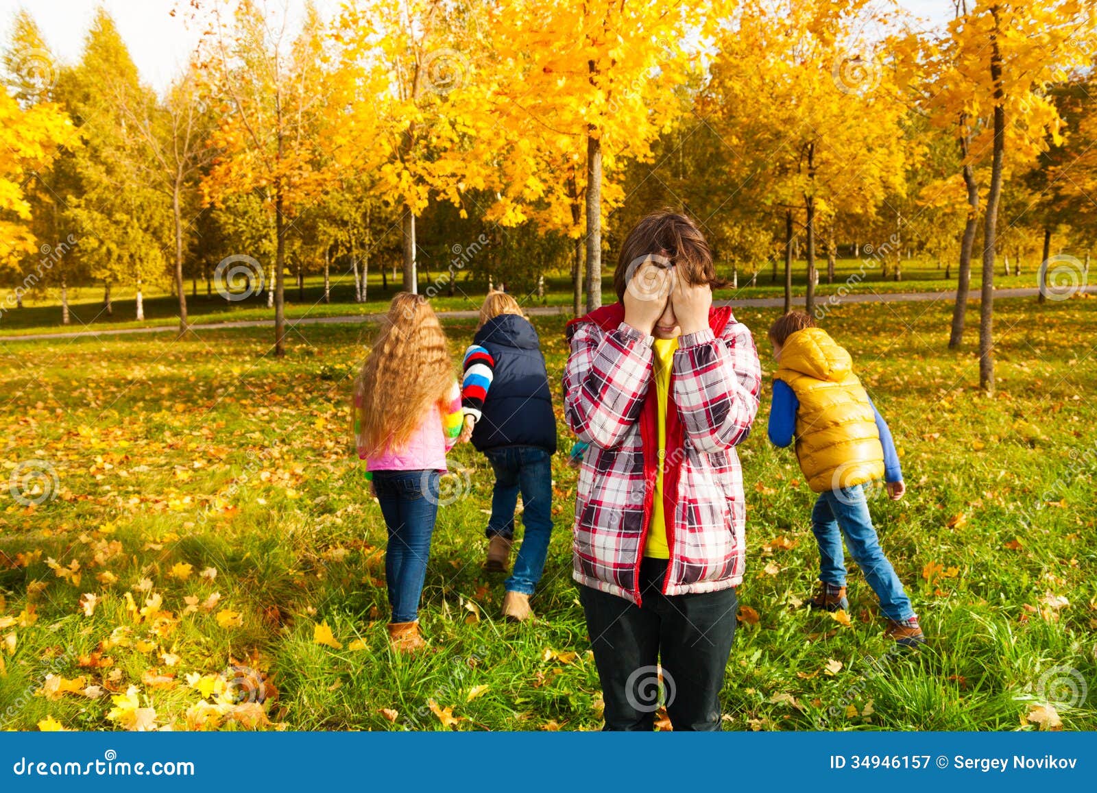 Гулять в прятки. Игры для детей летом и осенью. Осенние летние игры фото. Играют летом и осенью. Уличные игры осенью.