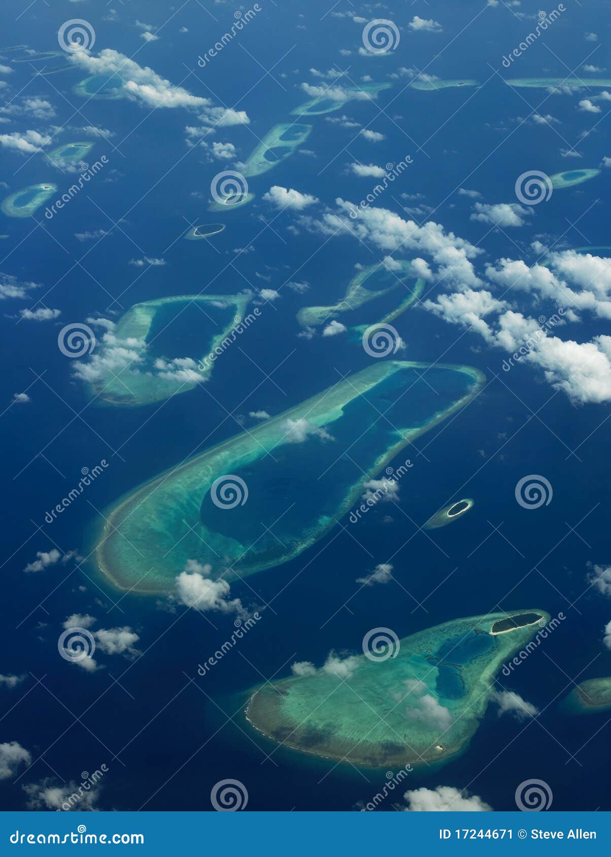 I Maldives - vista aerea delle isole di corallo. Vista aerea di alcune dell'atollo e delle isole tropicali dei Maldives nell'Oceano Indiano.