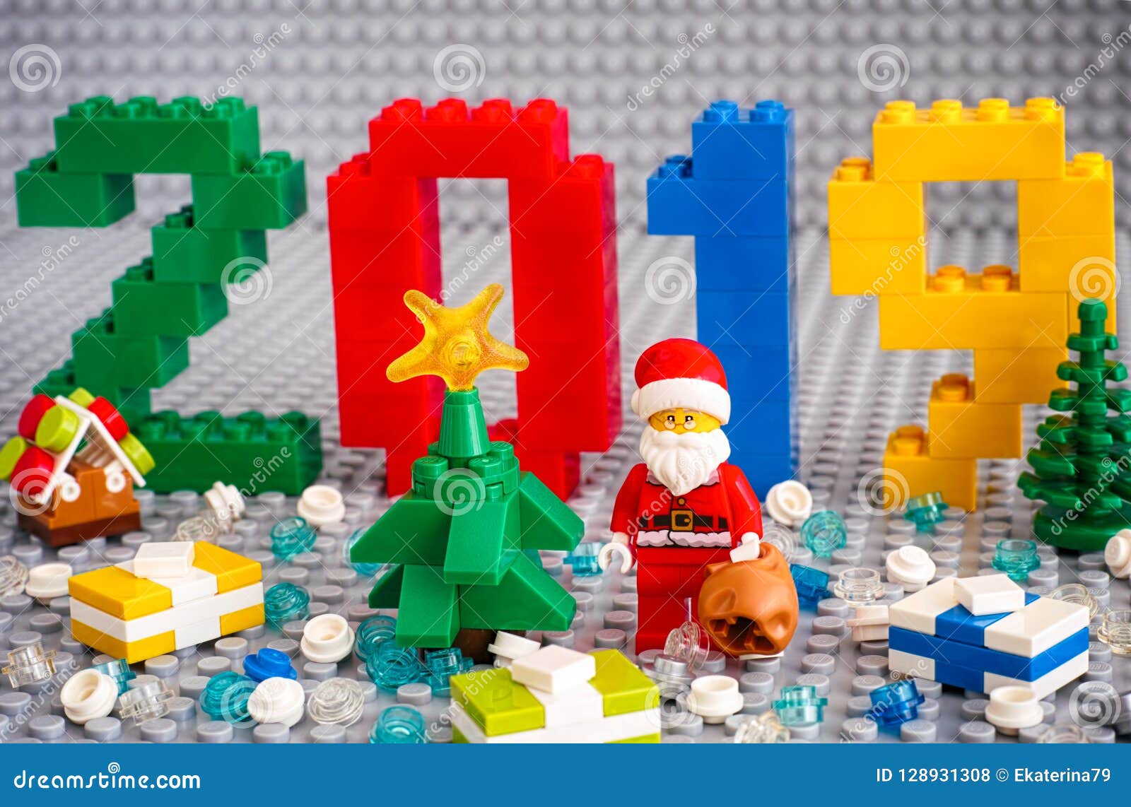 Albero Di Natale Lego.I Numeri 2019 Hanno Fatto Dai Blocchetti Di Lego Albero Di Natale Il Babbo Natale W Fotografia Stock Editoriale Immagine Di Sacchetto Rosso 128931308