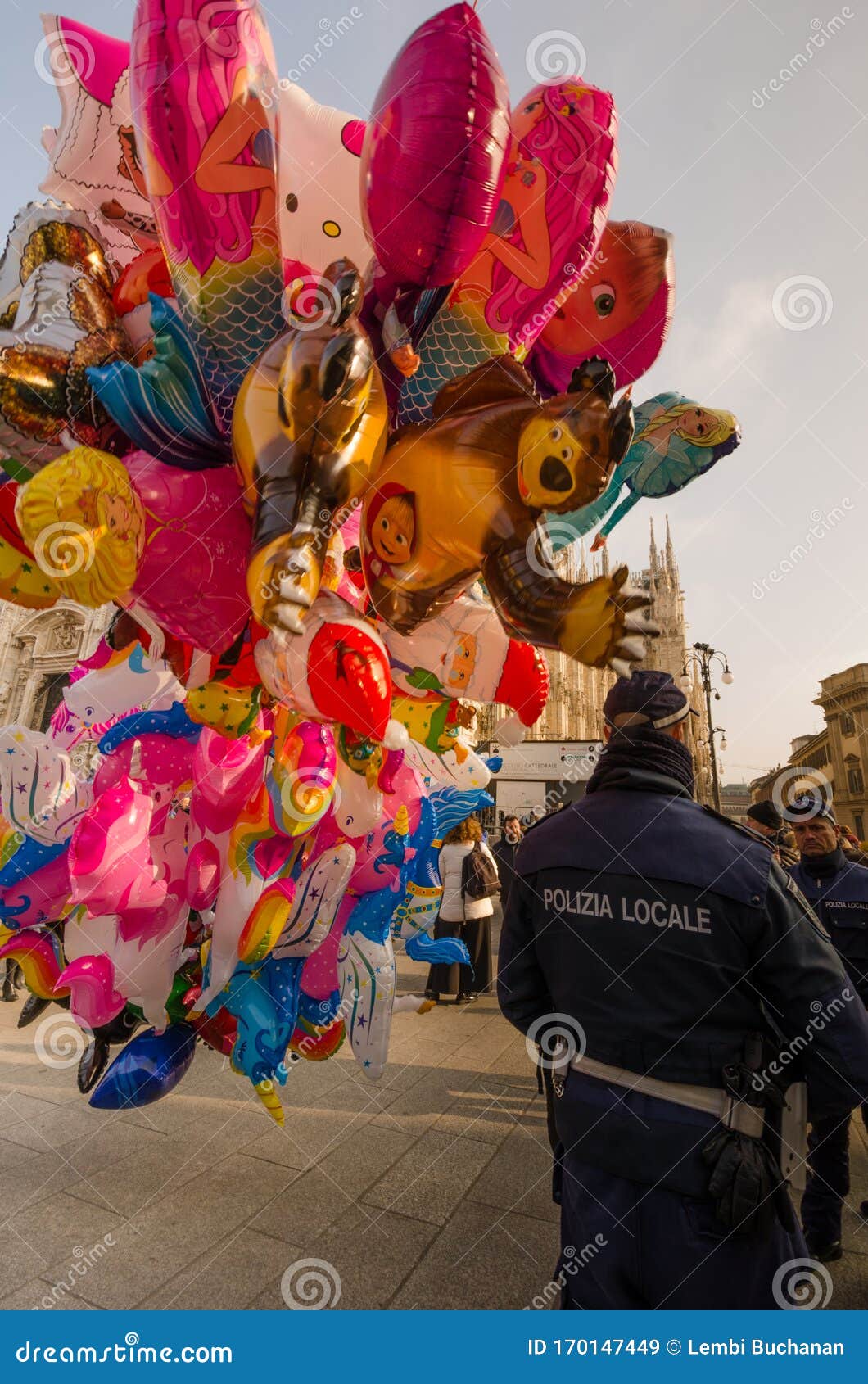 I Palloncini Per Bambini Sono in Vendita a Piazza Del Duomo a Milanan  Immagine Stock Editoriale - Immagine di milano, vendita: 170147449