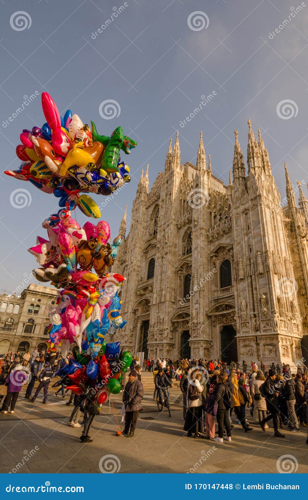 I Palloncini Per Bambini Sono in Vendita a Piazza Del Duomo a Milanan  Fotografia Stock Editoriale - Immagine di cattedrale, pubblico: 170147448