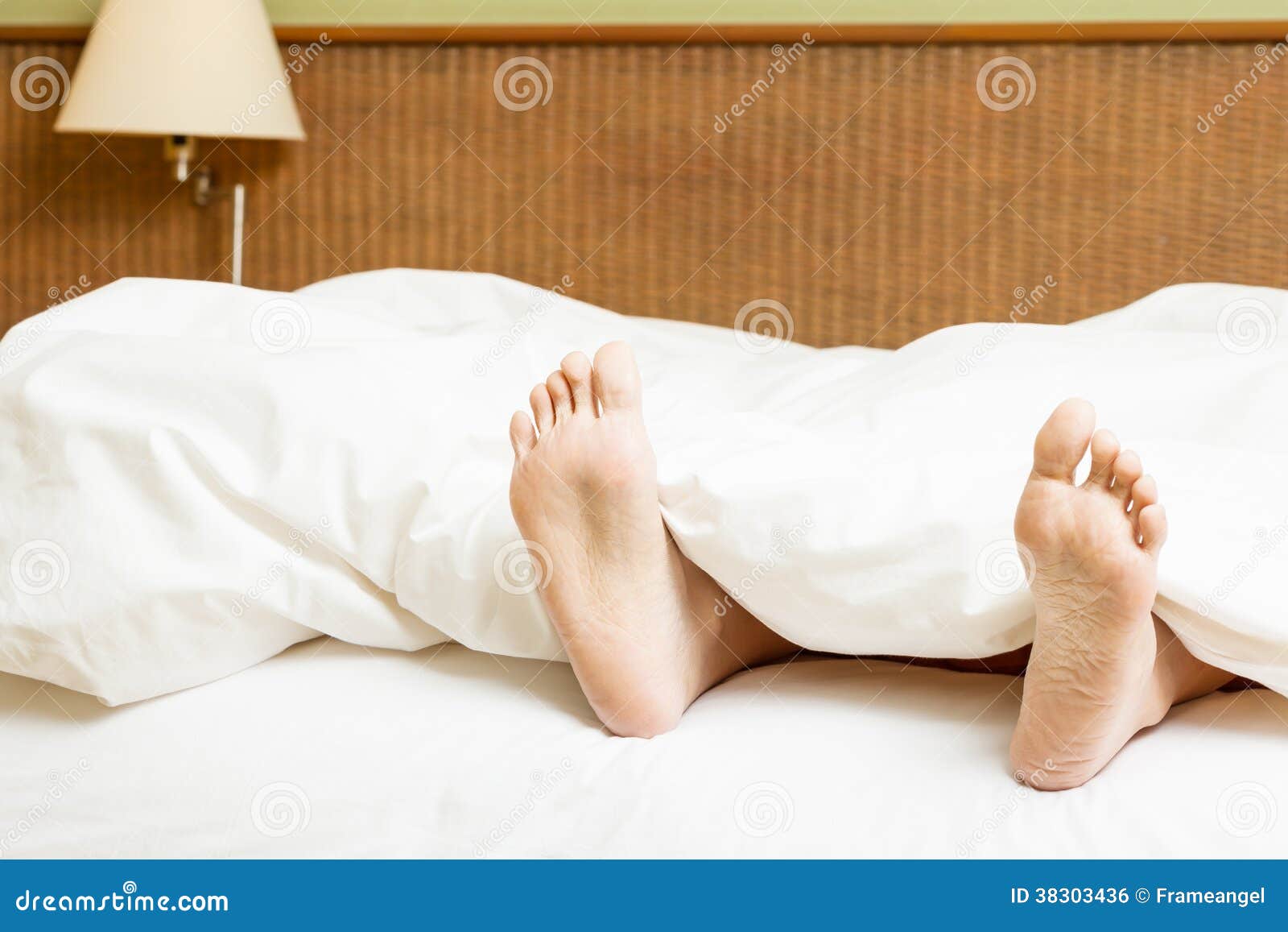 Sognare Che Ti Tirano I Piedi Nel Letto I Piedi Della Donna Che Attaccano Dalla Coperta Sul Letto Fotografia