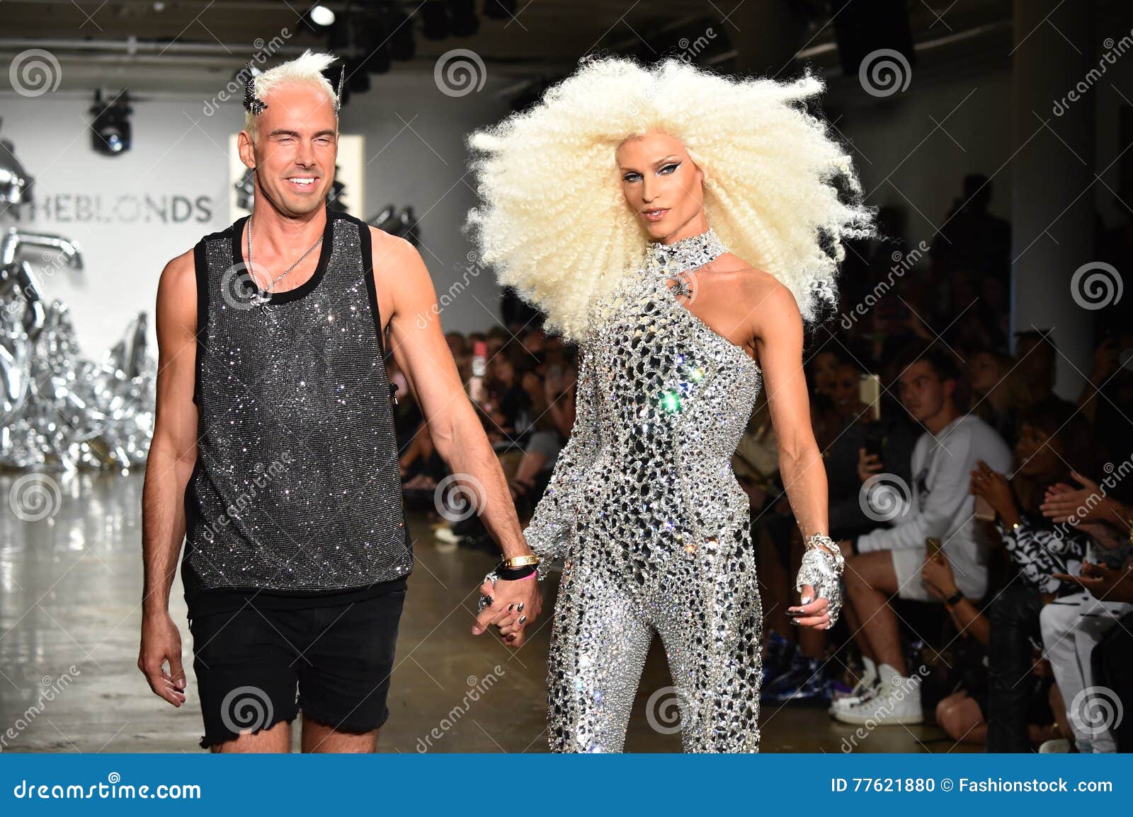 NEW YORK, NY - 11 SETTEMBRE: I progettisti David Blond e Phillipe Blond compaiono sulla pista alla sfilata di moda di Blonds durante modo settimana settembre 2016 FATTO agli studi del latte l'11 settembre 2016 in New York