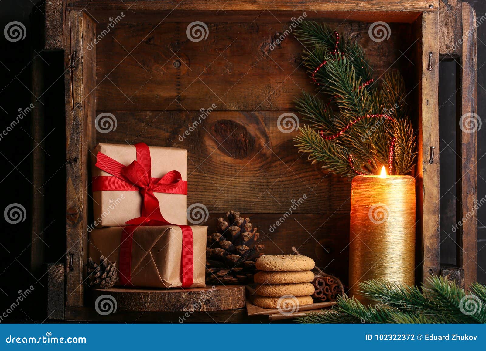 Regali Di Natale In Legno.I Regali Di Natale Con I Biscotti E La Candela Si Accendono Su Fondo Di Legno Fotografia Stock Immagine Di Copia Luce 102322372