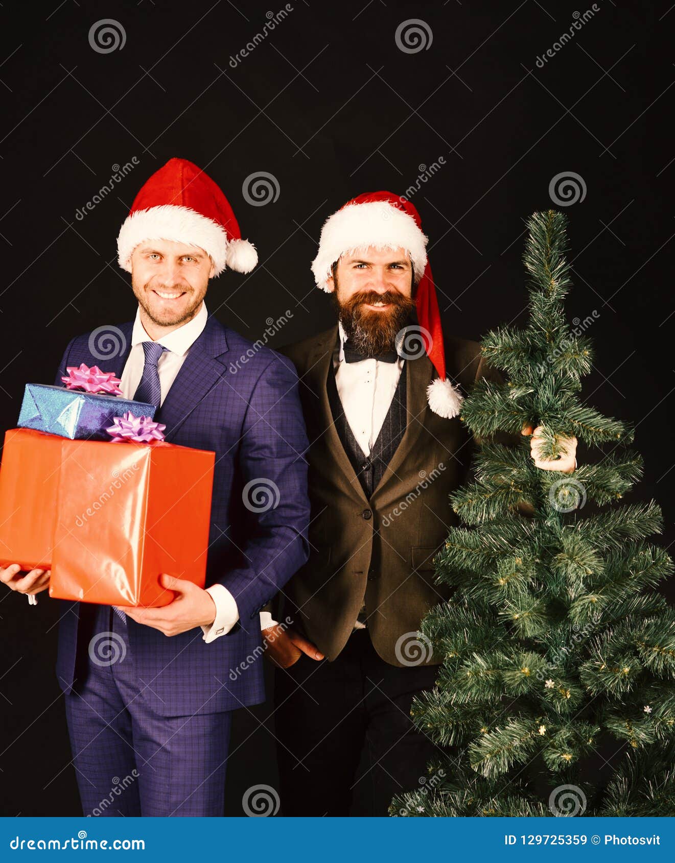 Immagini Natale Uomini.I Responsabili Con Le Barbe Si Preparano Per Il Natale Uomini In Vestiti Immagine Stock Immagine Di Calvo Barbe 129725359