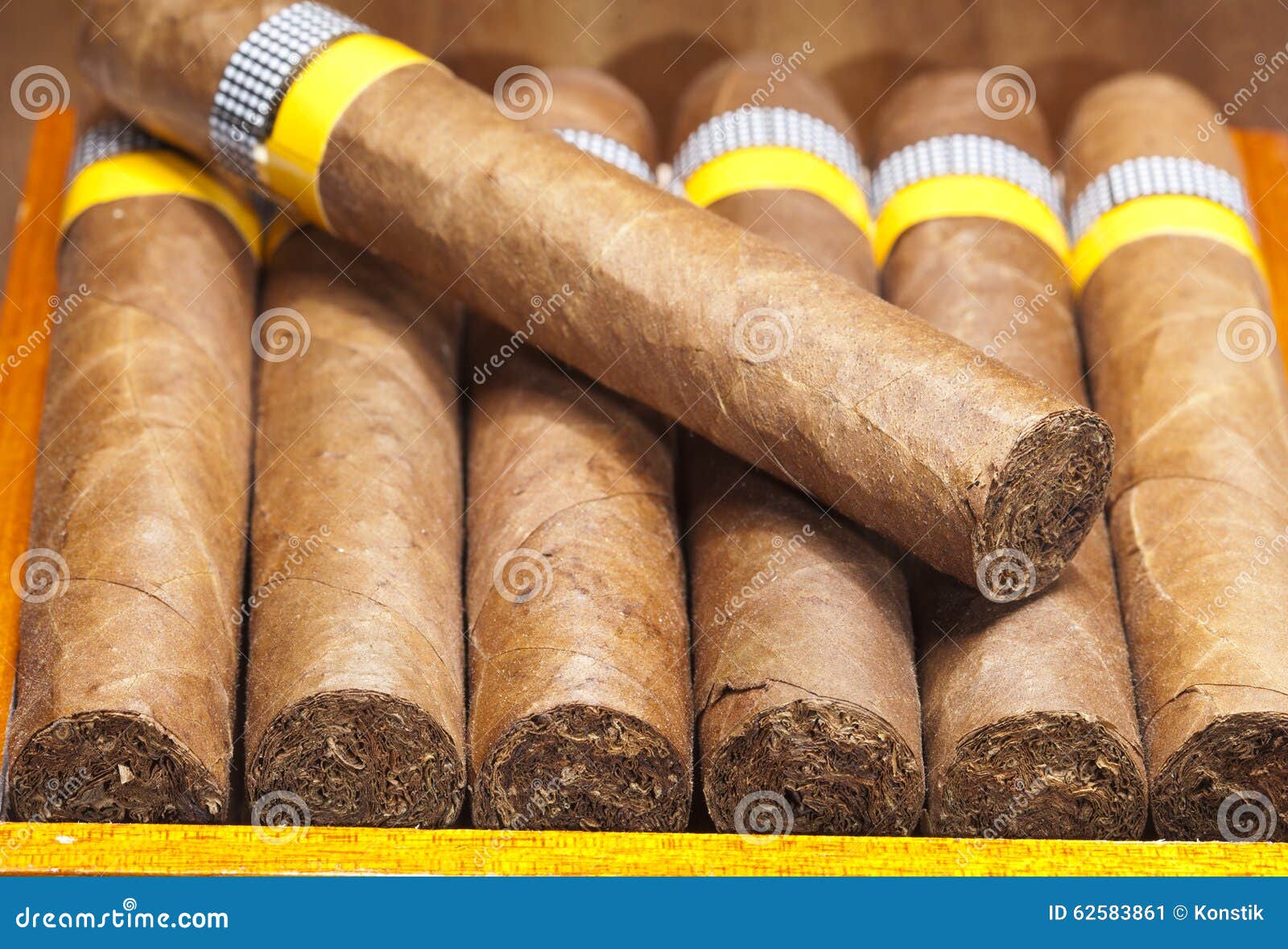 I Sigari Cubani, Fatti a Mano Immagine Stock - Immagine di tabacco, foglio:  62583861