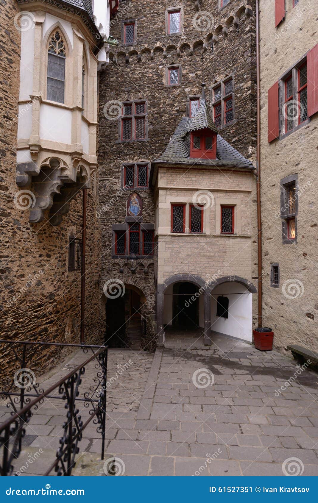 Iarda Interna Al Castello Eltz In Germania Immagine Stock Immagine Di Famoso Ponticello