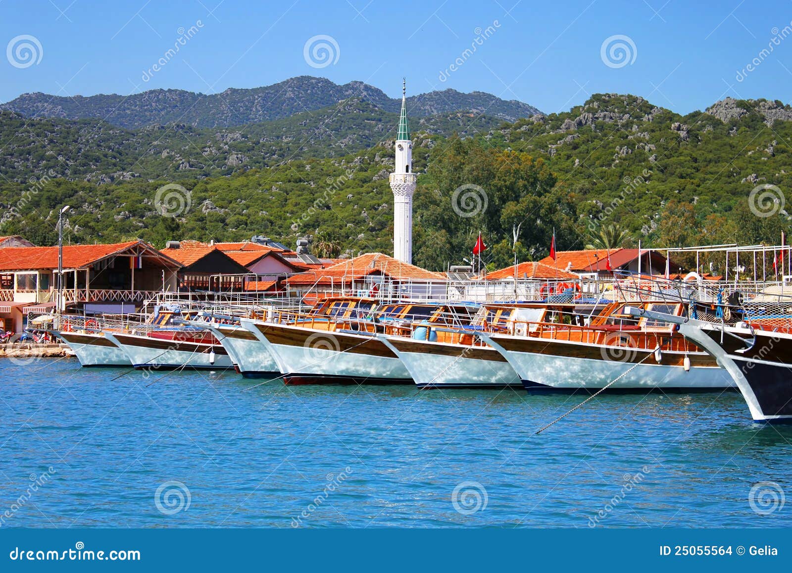 Iate amarrados, perto do console de Kekova, Turquia