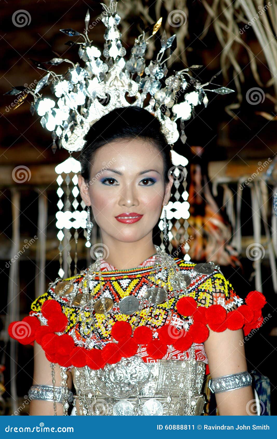 伊班族女性编辑类照片. 图片包括有多数, 沙捞越, 女孩, 方式, 头部, 传统, 人民, 妇女, 寺庙- 60888811