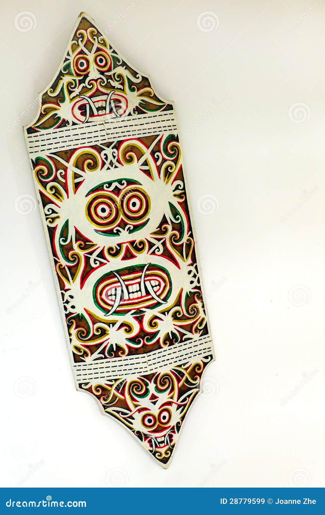 伊班族头猎者的盾牌，部落勇士库存图片. 图片包括有对象, 手工造, 策略, 种族, 马来西亚人, 异乎寻常- 28779599