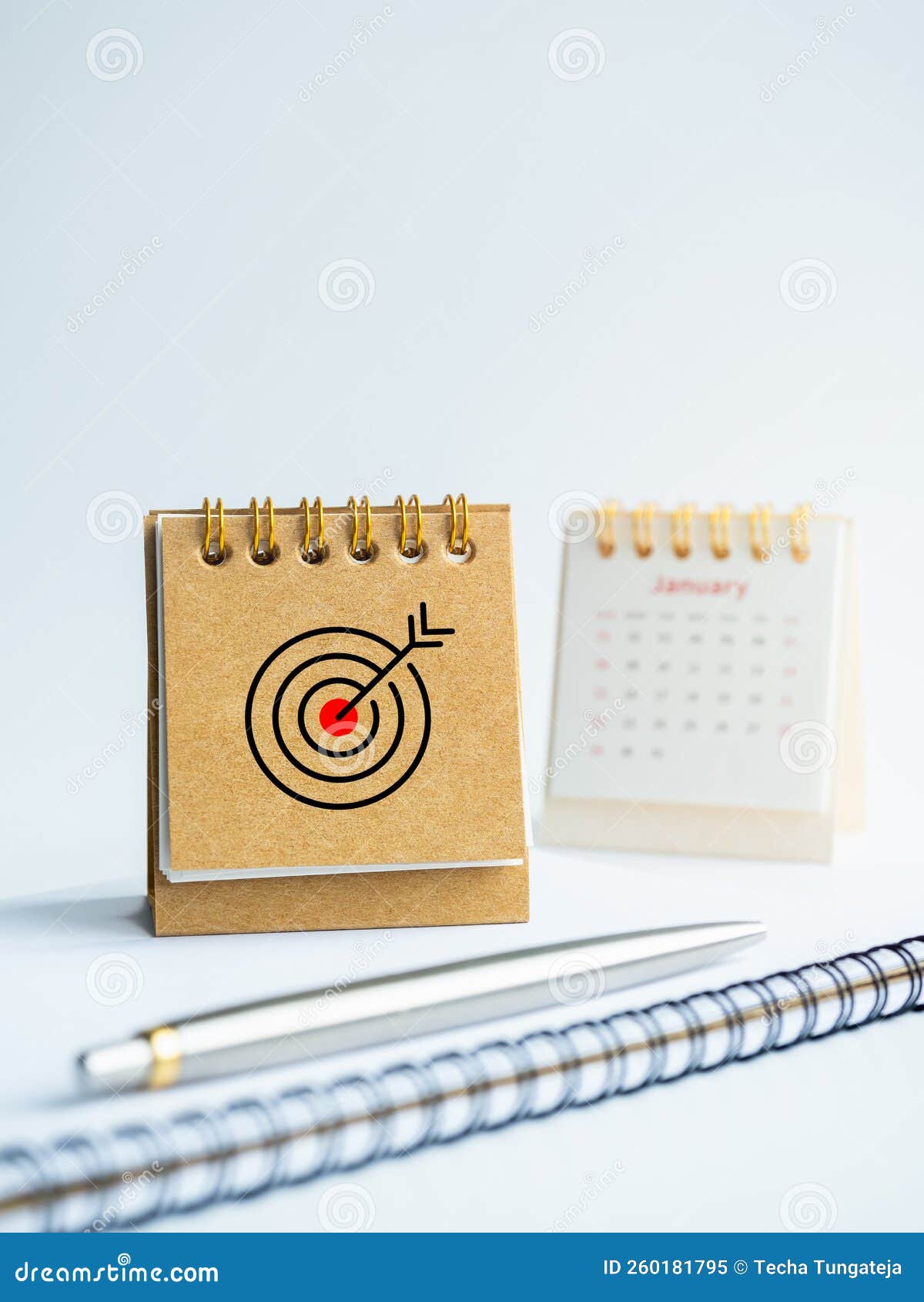 Icône Cible Sur Le Calendrier Bureau 2023 Couvre Près Du Bloc-notes En  Spirale Et Stylo Sur Fond Blanc. Image stock - Image du gestion, cache:  260181795