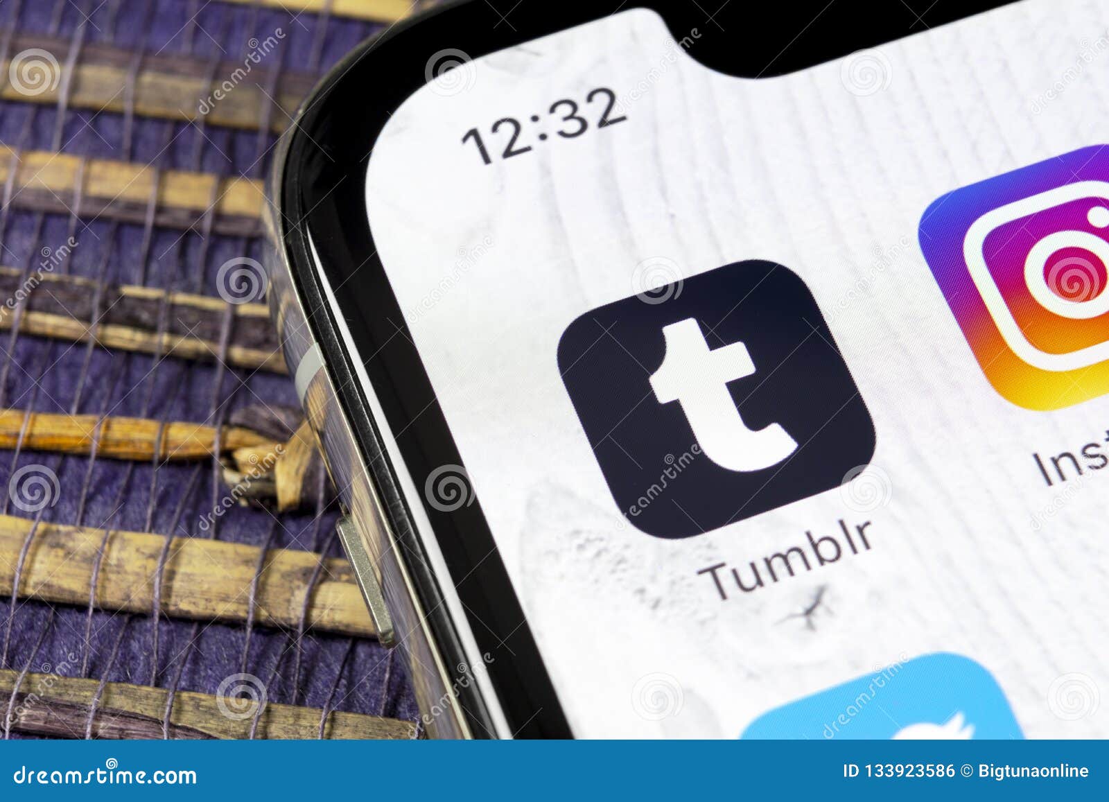 Icone D Application De Tumblr Sur Le Plan Rapproche D Ecran De Smartphone De L Iphone X D Apple Icone De Tumblr App Tumblr Est Re Photo Editorial Image Du Ecran Application
