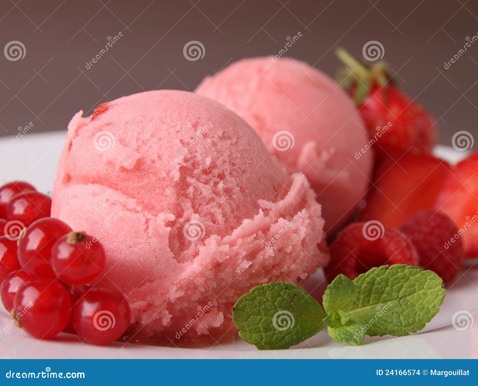 Ice cream with red currant and berries