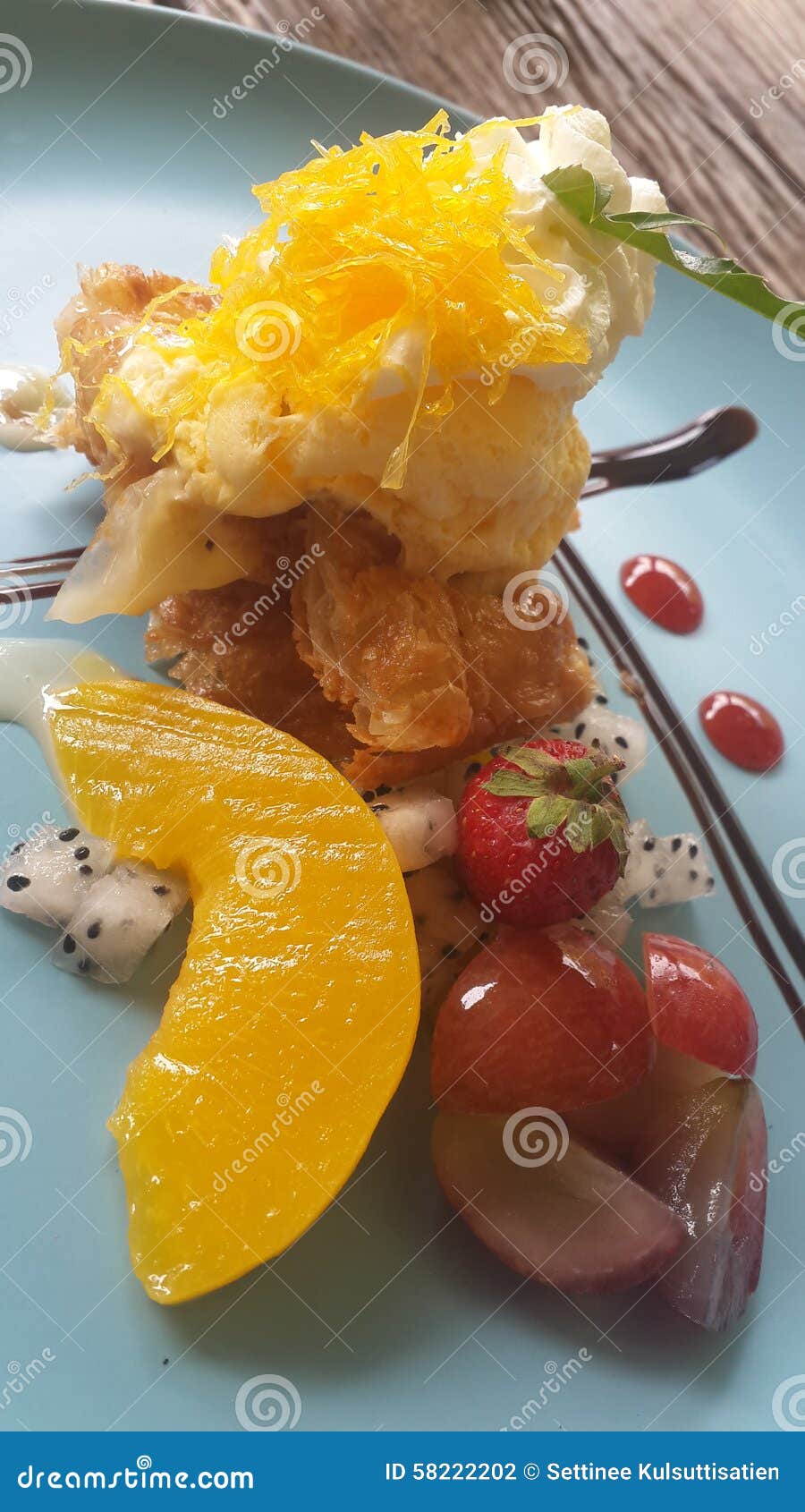 ice cream with crep and mix fruit