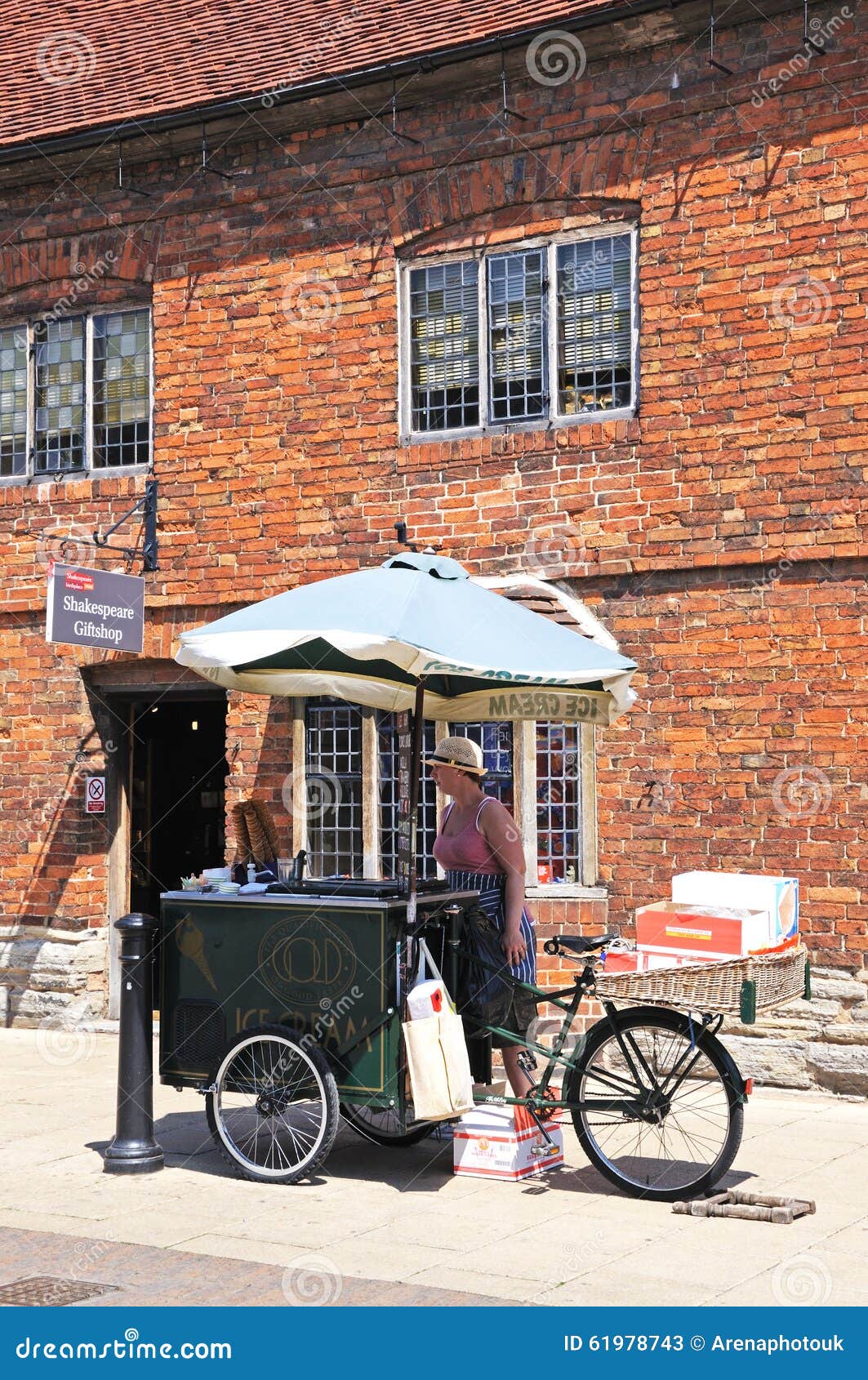 Ice Cream Seller, Stratford-upon-Avon. Editorial Stock Photo - Image of ...