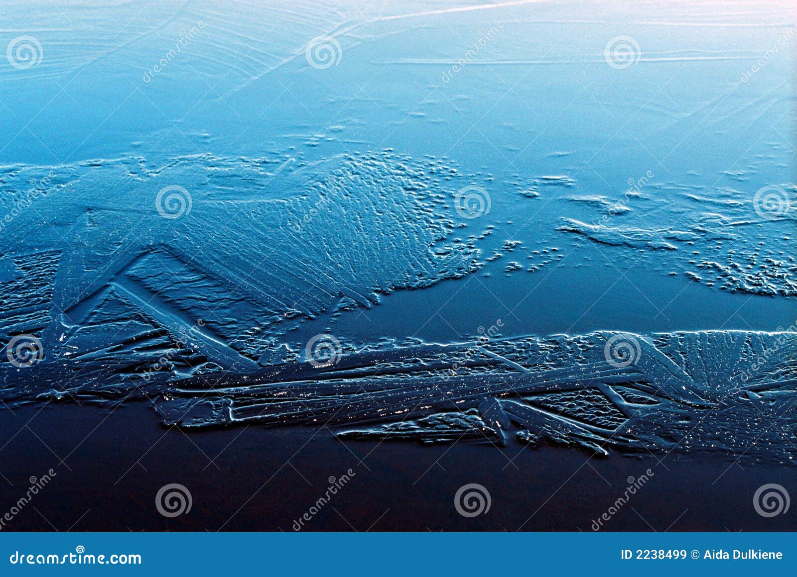 Cristale de gheață. închiderea cristalelor de gheață pe o suprafață de culoare albastru-gradient