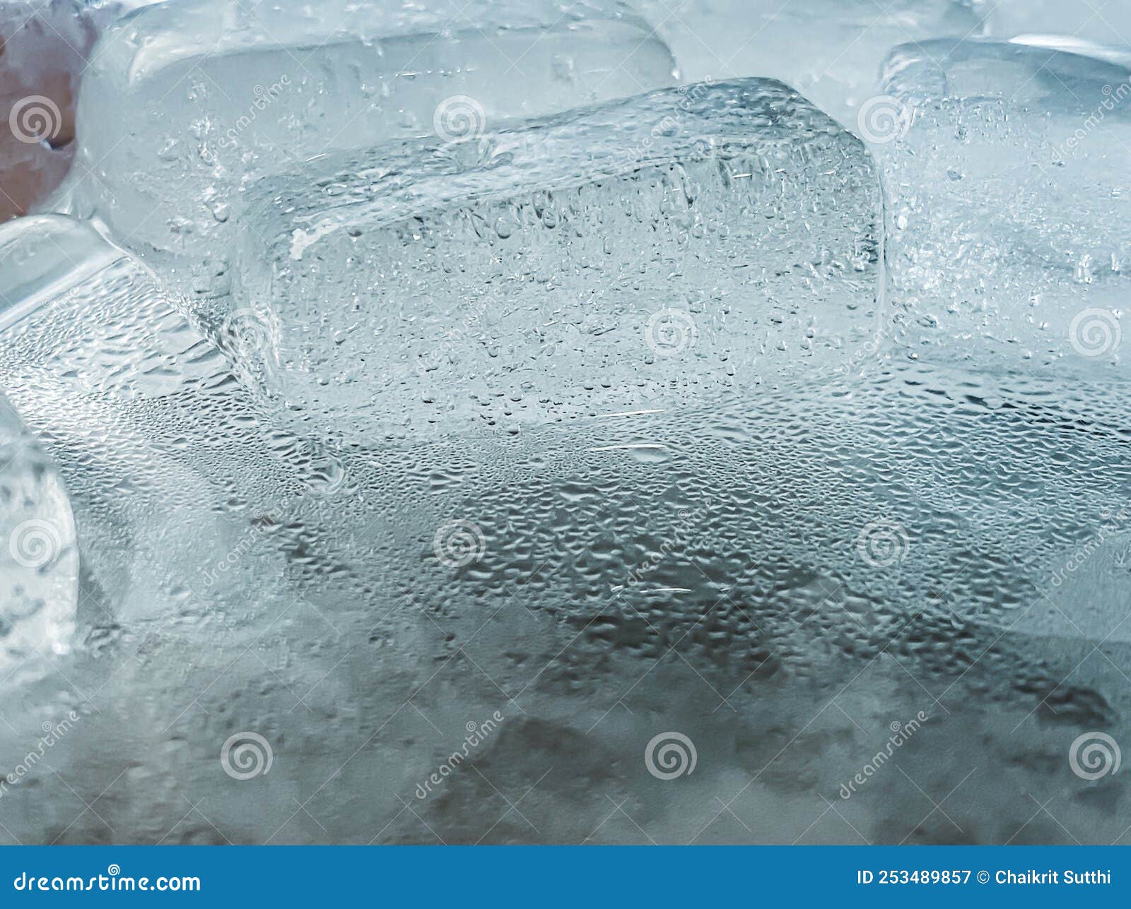 the ice cube  has been adjusted to add color,it will help refresh and make you feel good