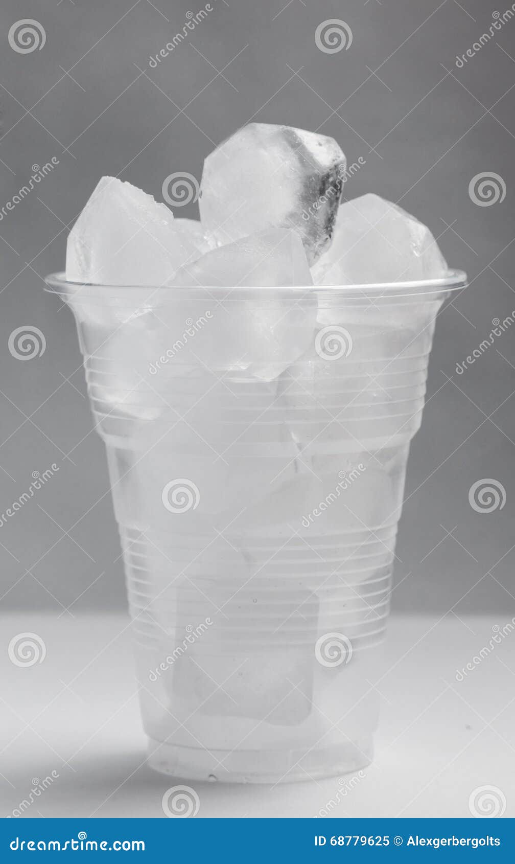 Cup with coca cola editorial stock image. Image of spray - 102696144