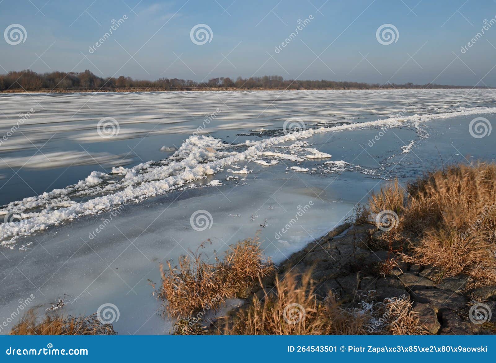 ice floe the vistula river in grudziÃâ¦dz in winter