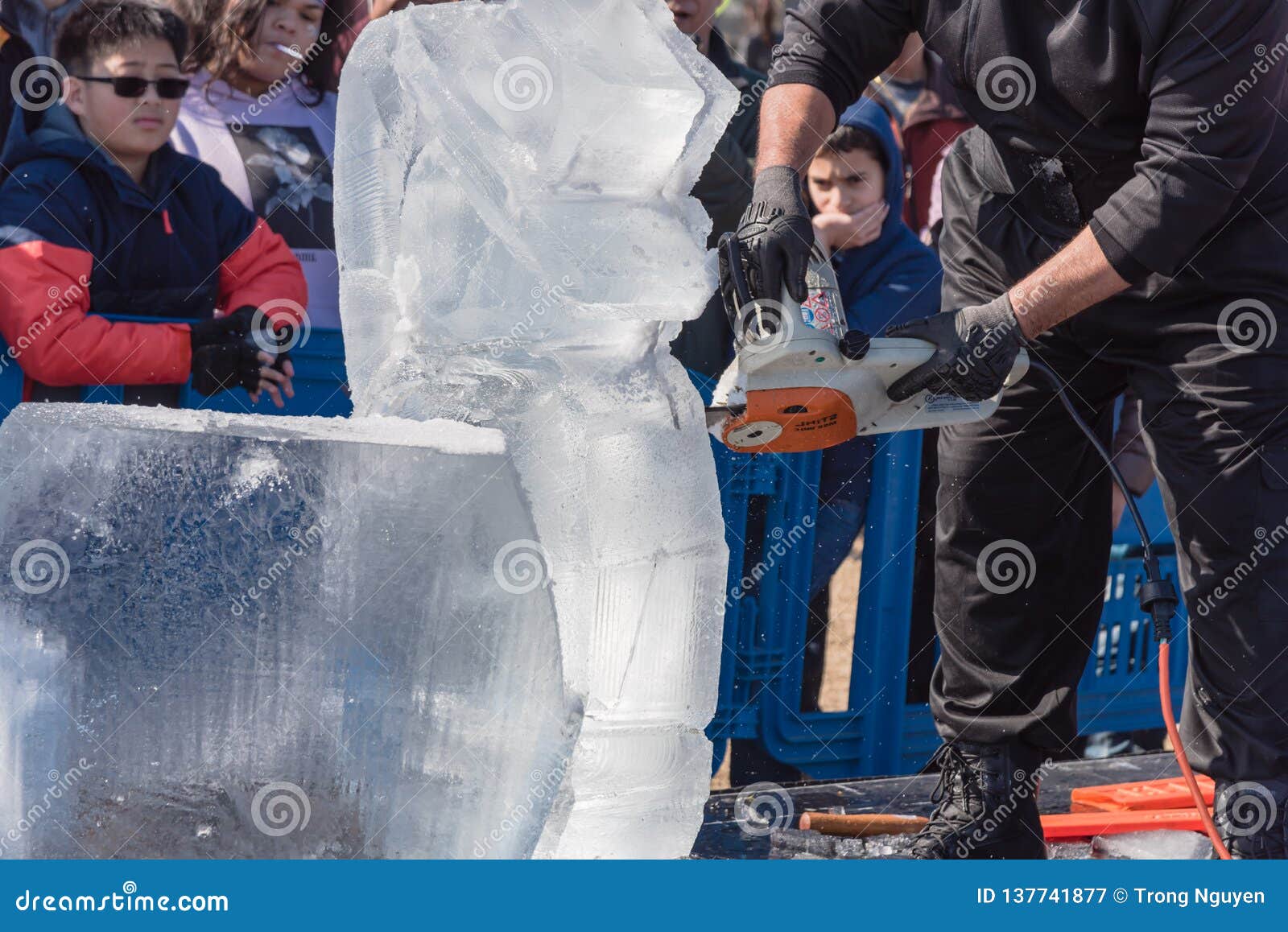 Sculpture Demos at Annual Frost in Irving, Texas Editorial Photography - of children, holiday: 137741877
