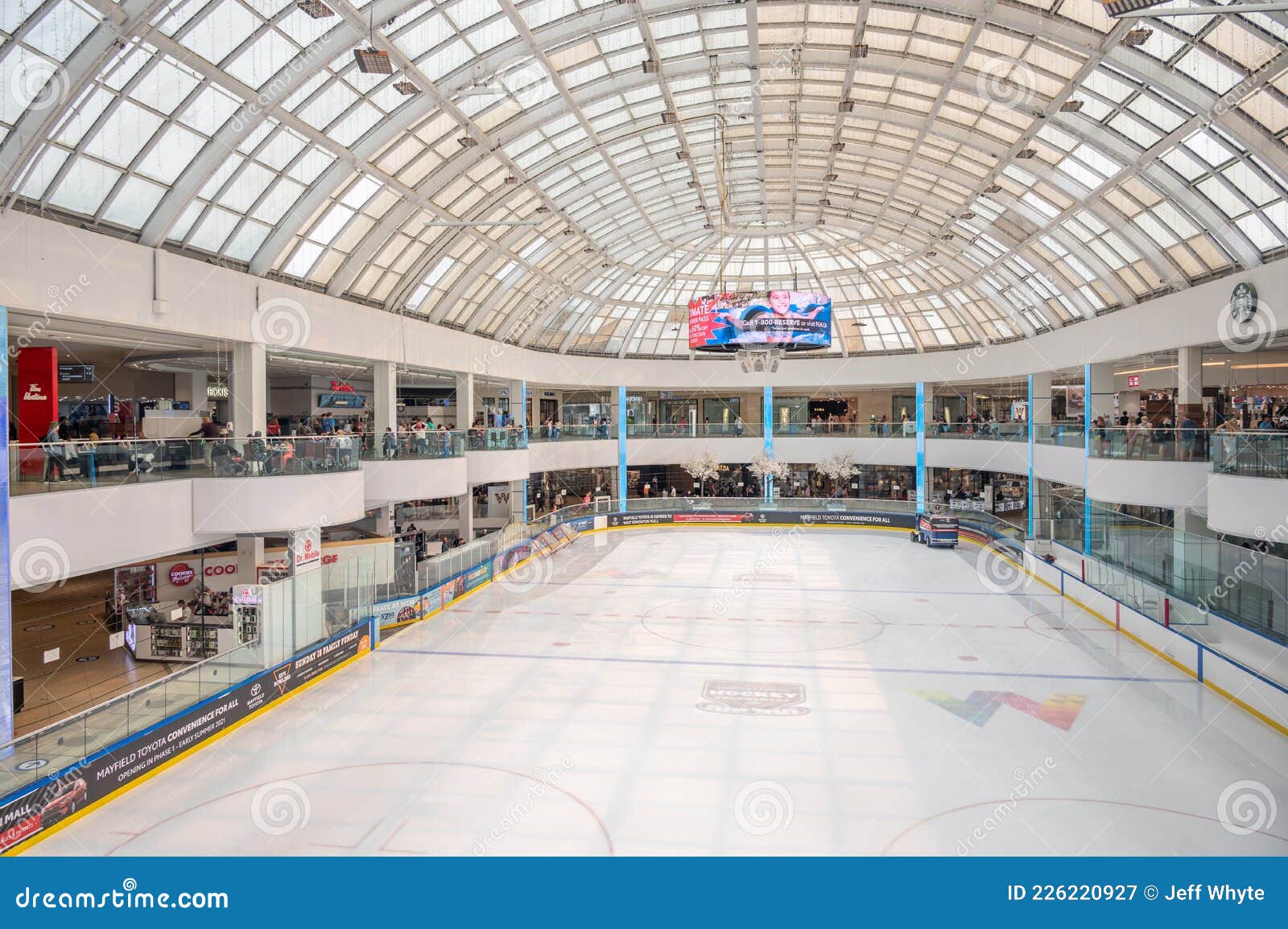 West Edmonton Mall editorial photo. Image of architecture - 58332136