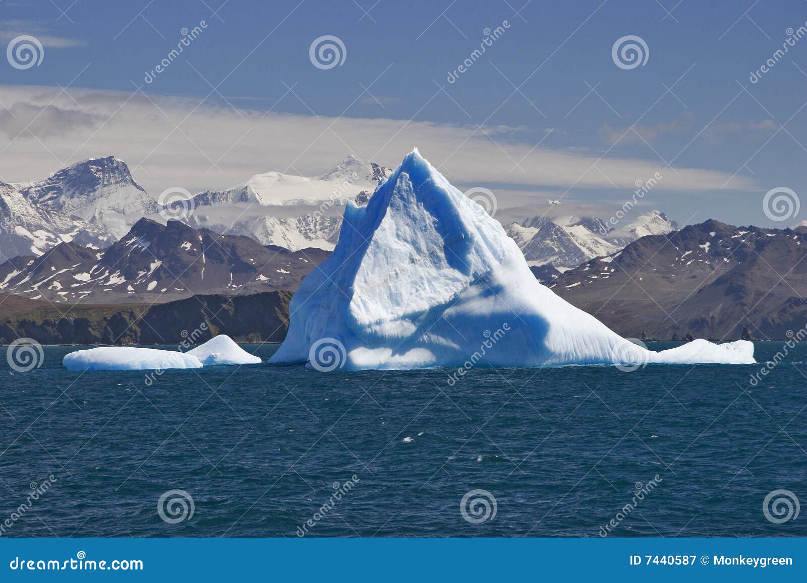 Iceberg blu con sbarco. Iceberg blu profondo con le grandi montagne e sbarco nella priorità bassa