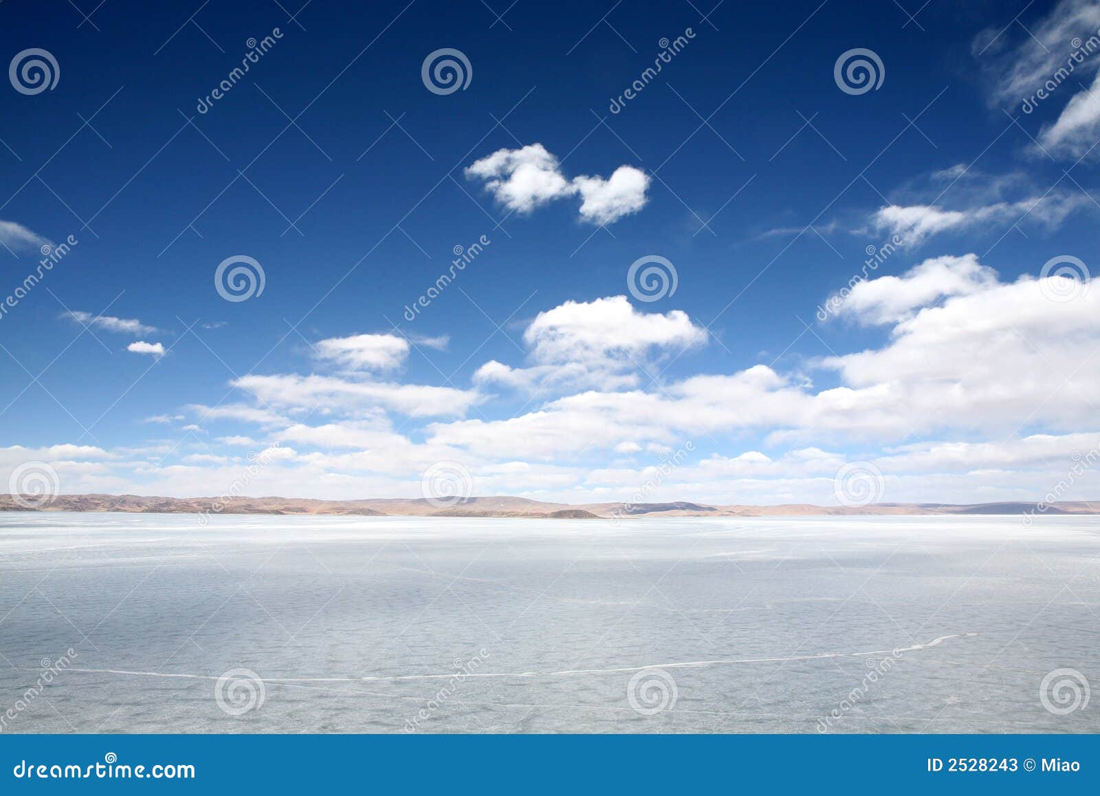 Icebound jeziora. Niebieski nieba ani icebound white lake