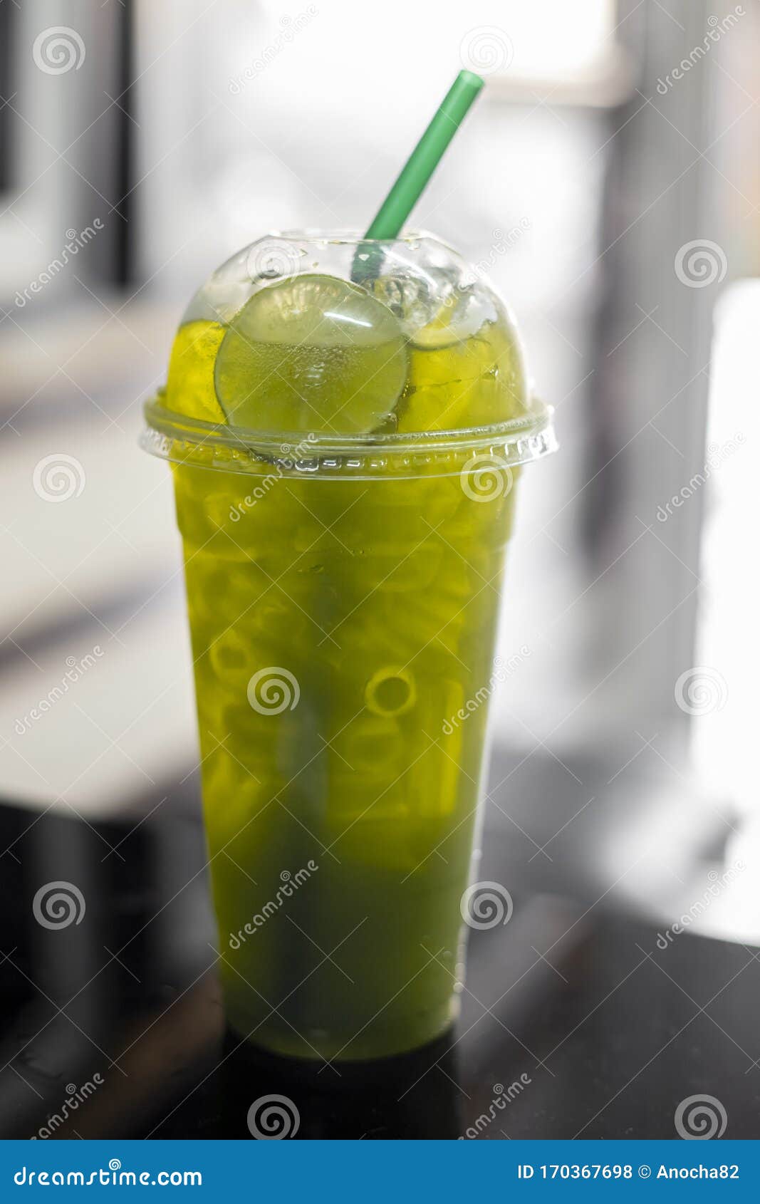 https://thumbs.dreamstime.com/z/iced-green-tea-lemon-straw-iced-green-tea-lemon-straw-table-170367698.jpg