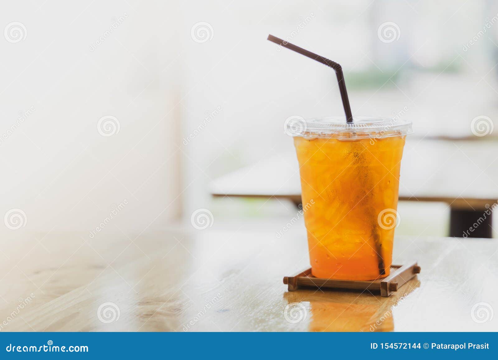 https://thumbs.dreamstime.com/z/iced-lemon-tea-plastic-cup-brown-straw-blured-cafe-background-154572144.jpg