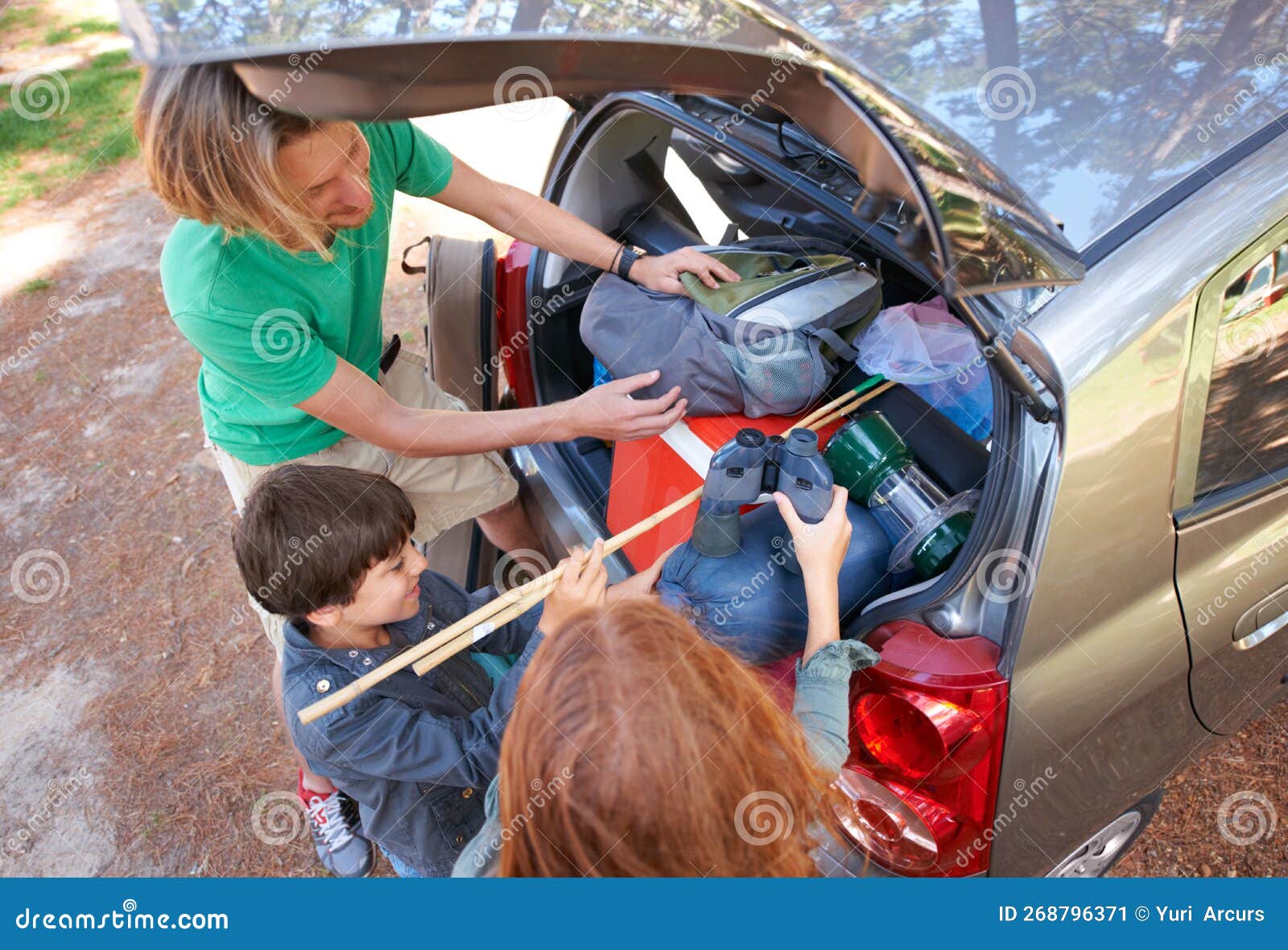 Ich Glaube, Wir Haben Alles, Was Wir Brauchen. Eine Glückliche Familie, Die  Den Kofferraum Ihres Autos Auf Einer Camping-Reise Pac Stockbild - Bild von  positiv, mädchen: 268796371