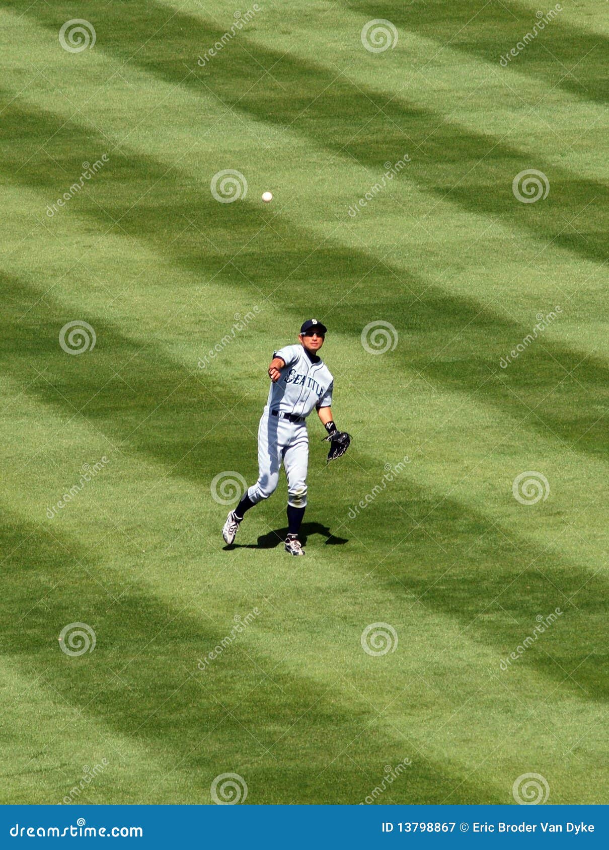 Ichiro Suzuki Throws Ball from the Outfield Editorial Photography
