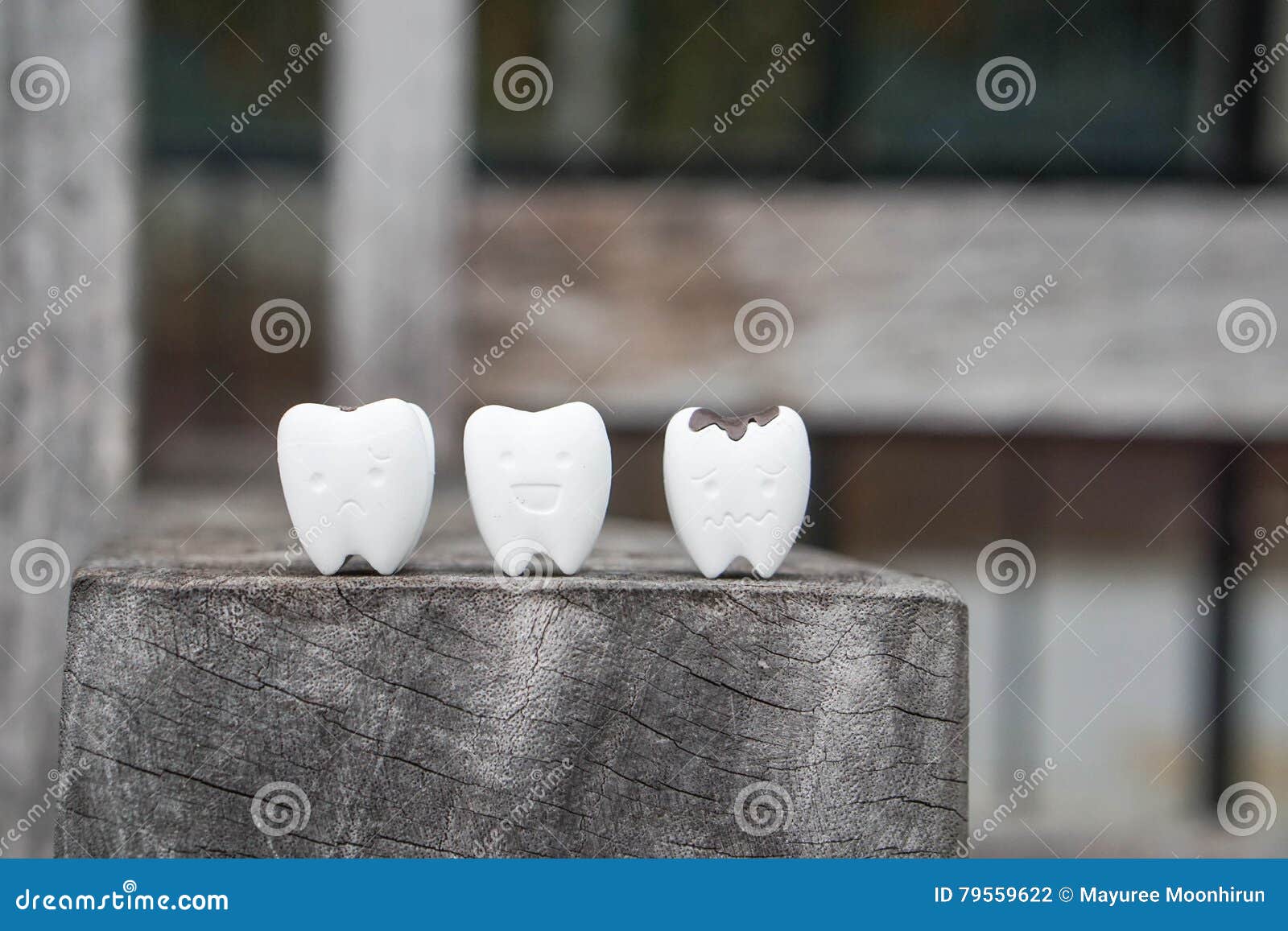 icon of decayed tooth and healthy tooth
